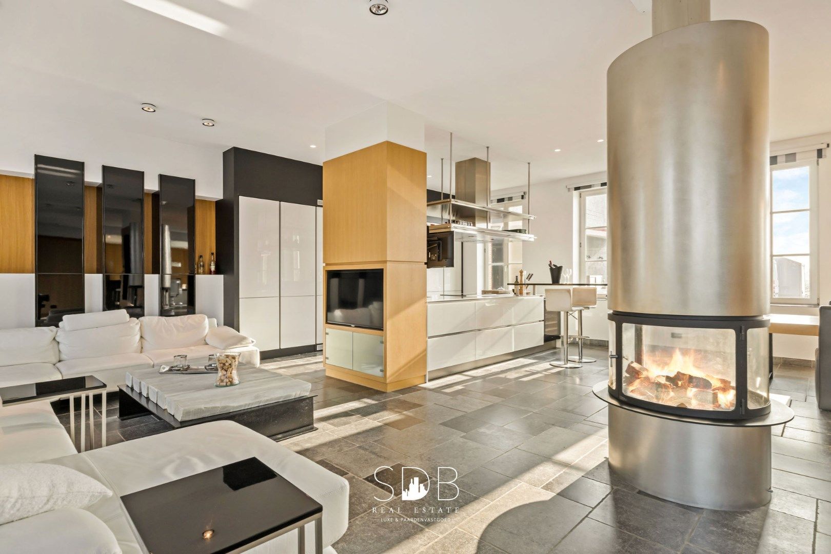 Prachtige villa in hoevestijl met bijgebouwen en graslanden op 89.070m² foto 12