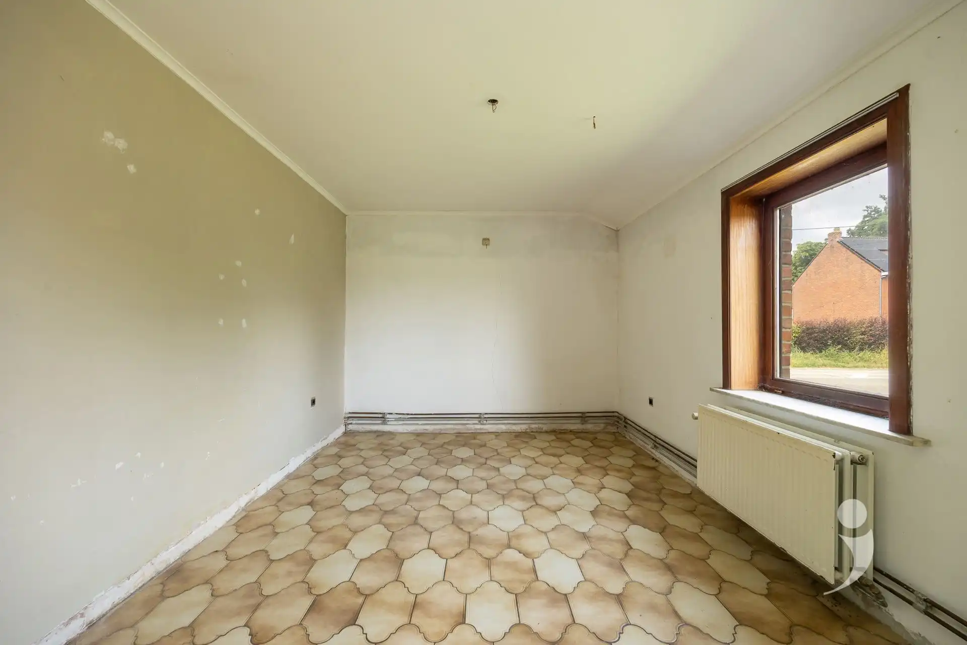 Te renoveren woning met veel potentiëel foto 15