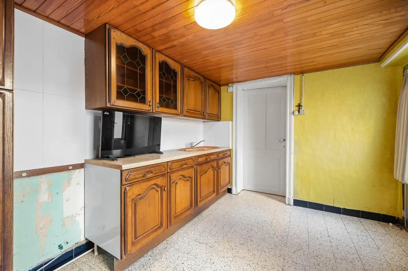 Charmante renovatiewoning met grote tuin en garage op royaal perceel foto 10