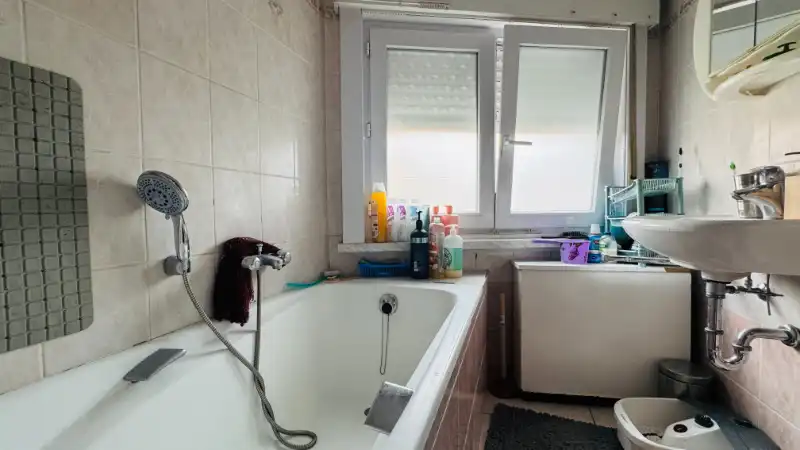 Grote, te renoveren half open bebouwing met 4 slaapkamers, tuin en garage foto 10
