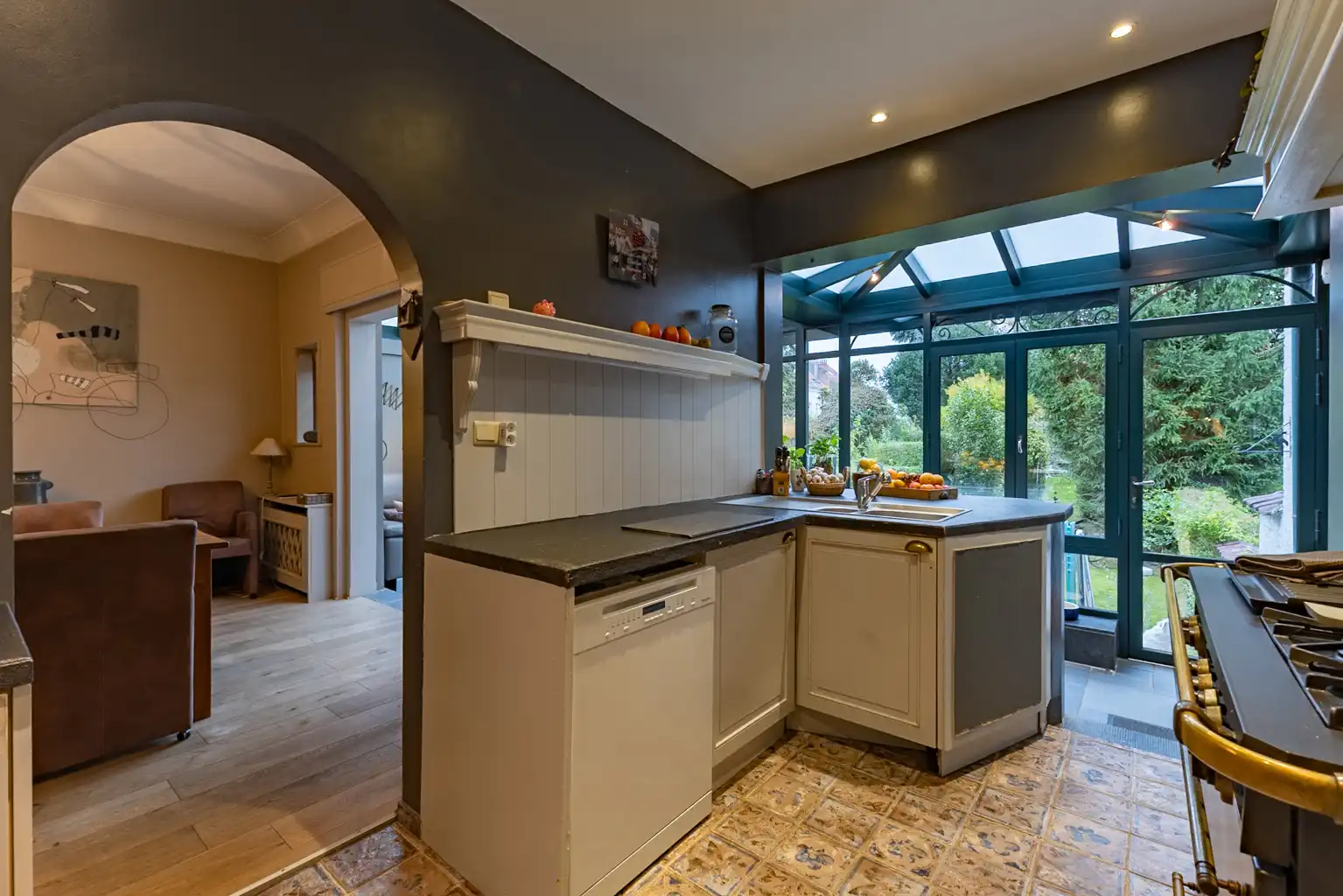 Karaktervolle woning met 4 slpks, garage, bijgebouw en tuin foto 8