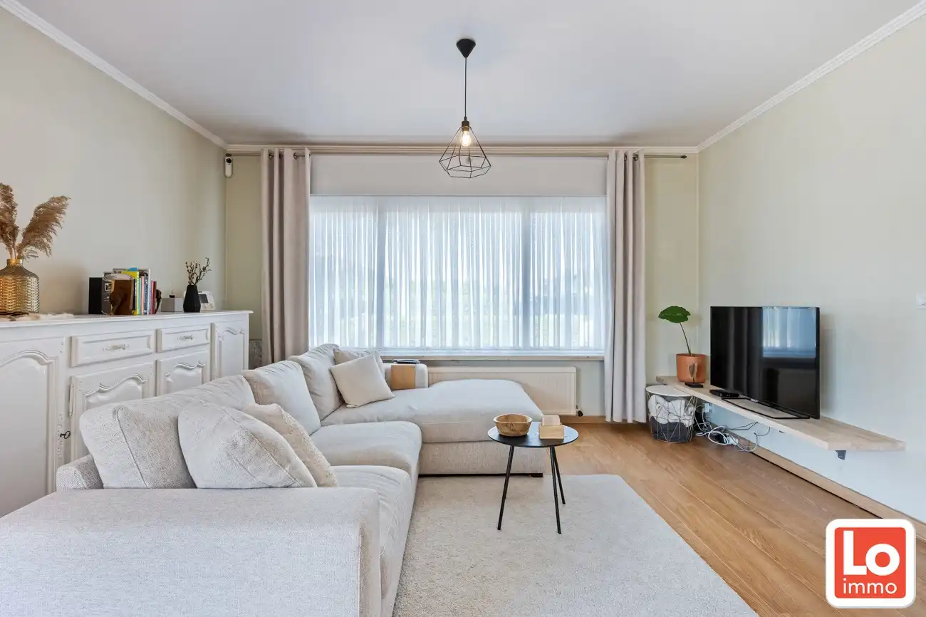 Instapklare halfopen woning met afzonderlijke garage op toplocatie in hartje Lochristi! foto 3