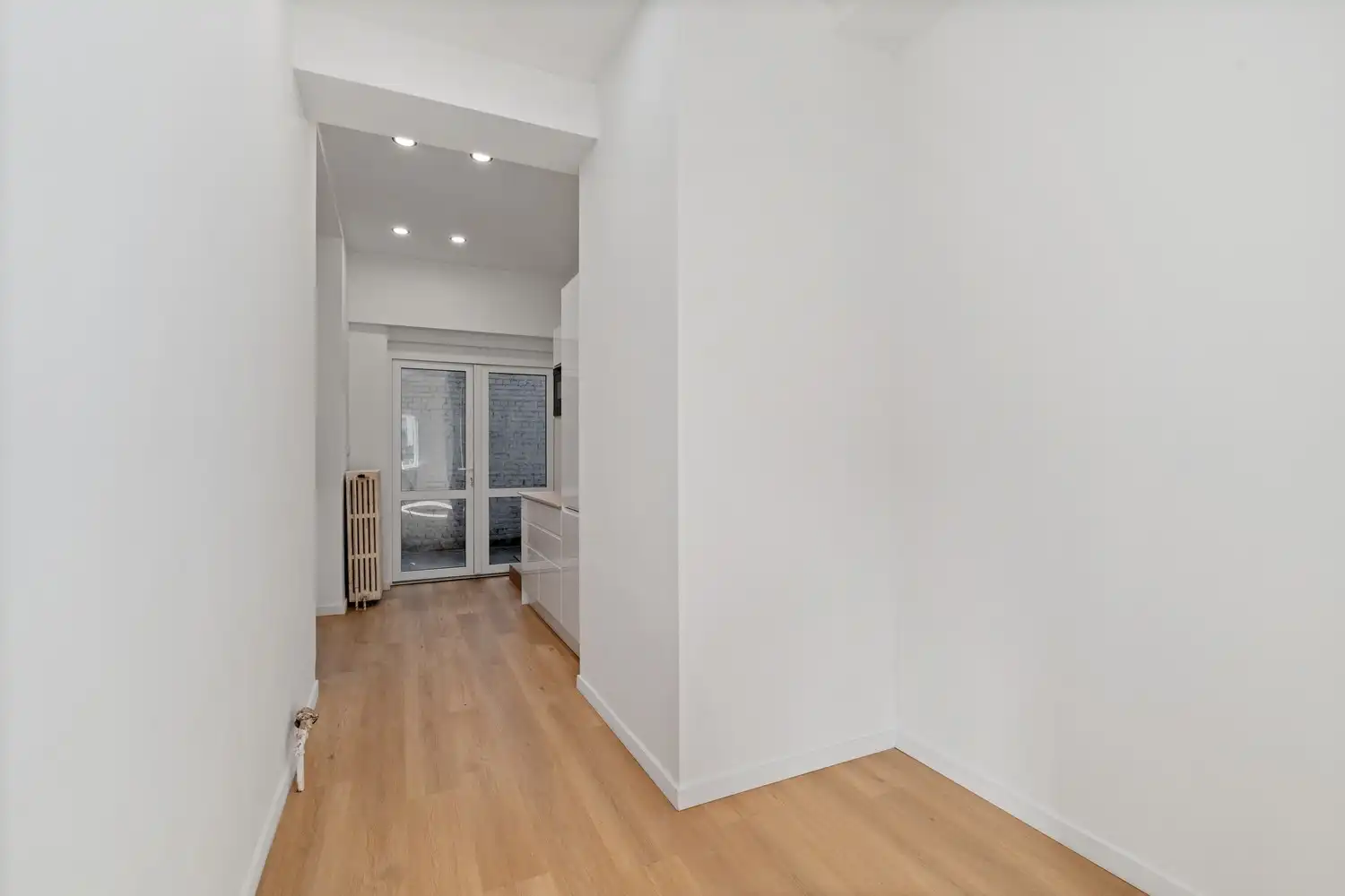 Volledig gerenoveerd gelijkvloersappartement met privatieve koer op topligging tussen het Brugmannplein en het Kasteleinsplein foto 3