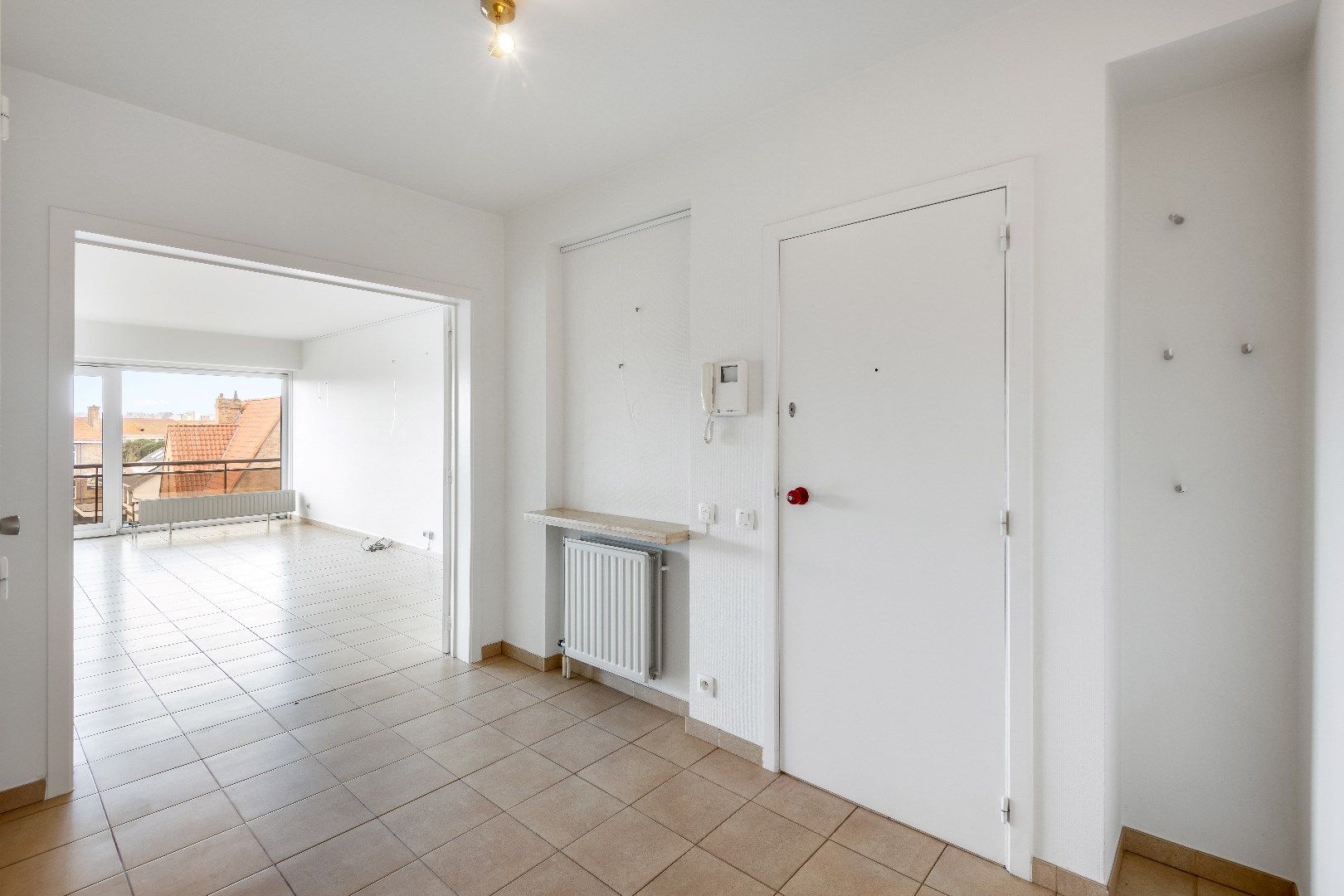Zuid-west gericht twee slaapkamerappartment met open zicht en tandemgaragebox in de Koningslaan. foto 9