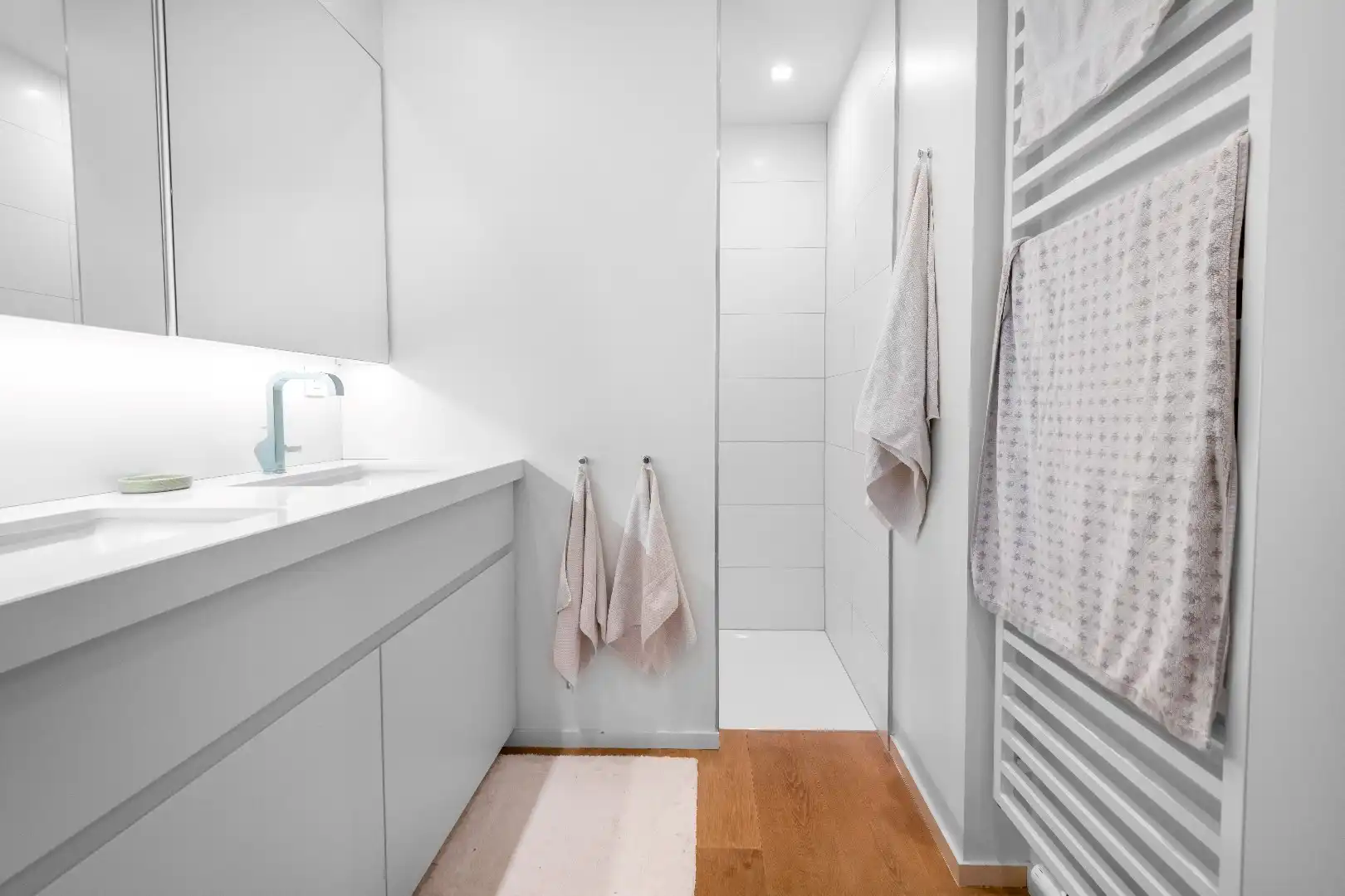 Smaakvol gerenoveerd appartement met mooie gevelbreedte centraal gelegen op de Lippenslaan. foto 10