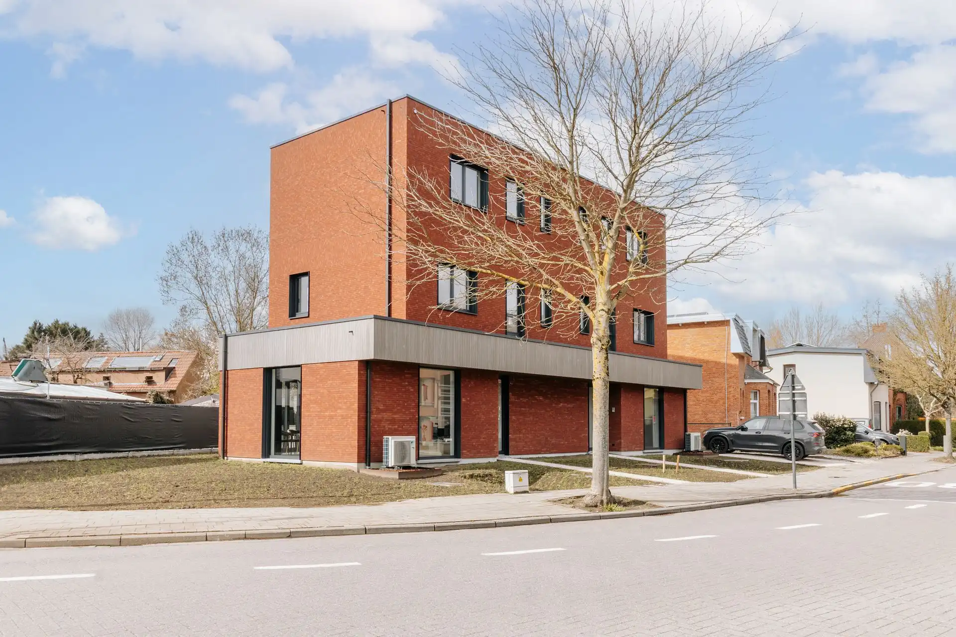 Uitzonderlijke nieuwbouw‑koppelwoning met hoog wooncomfort foto {{pictureIndex}}