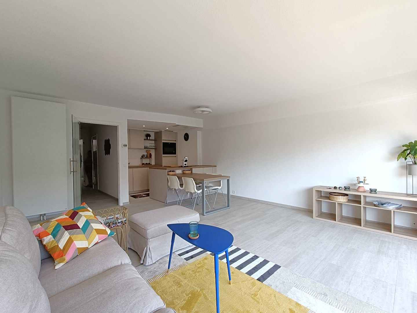 Gerenoveerd appartement aan de achterzijde van de zeedijk. foto {{pictureIndex}}