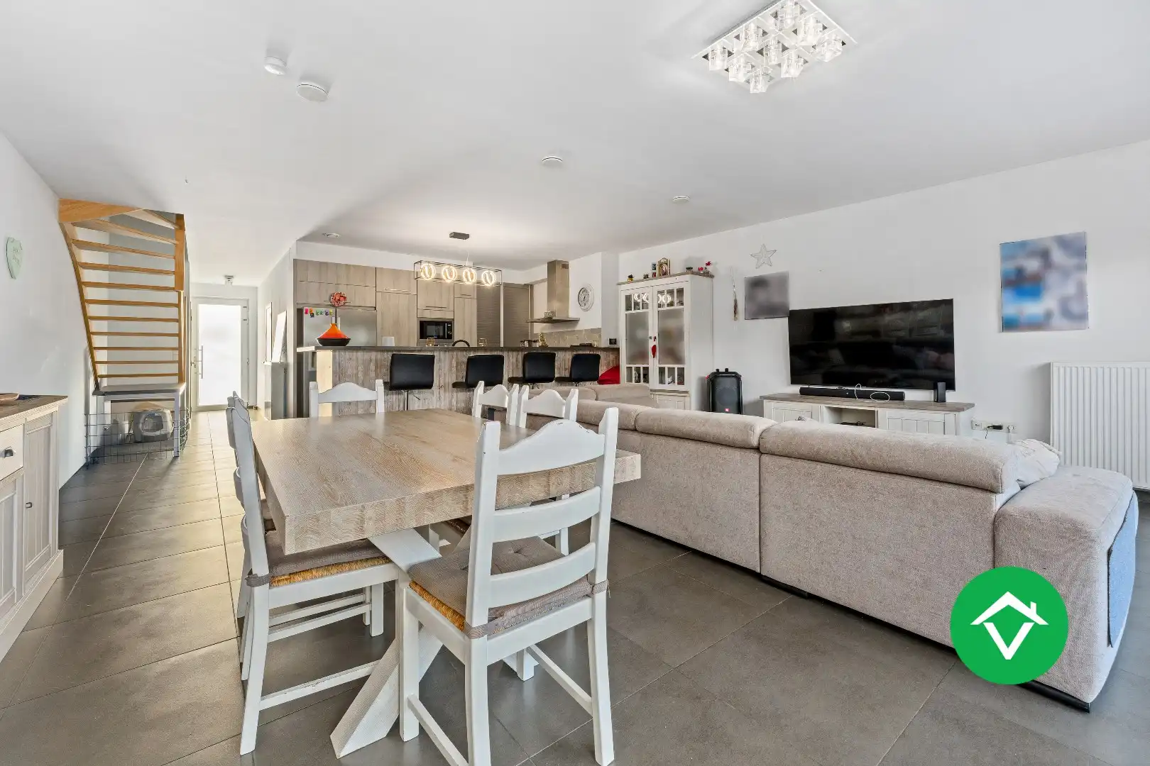 Instapklare nieuwbouwwoning met 5 slaapkamers en zonneterrassen op topligging in Eernegem foto 5