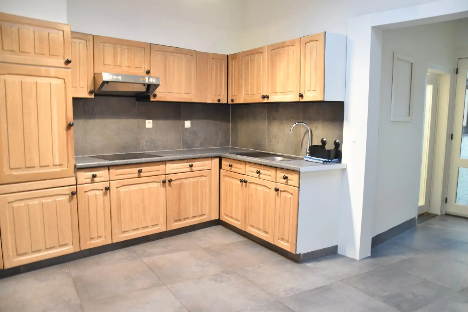 Vernieuwde rijwoning met 3 slaapkamers en een mooi stukje tuin te koop in Bellegem foto 2