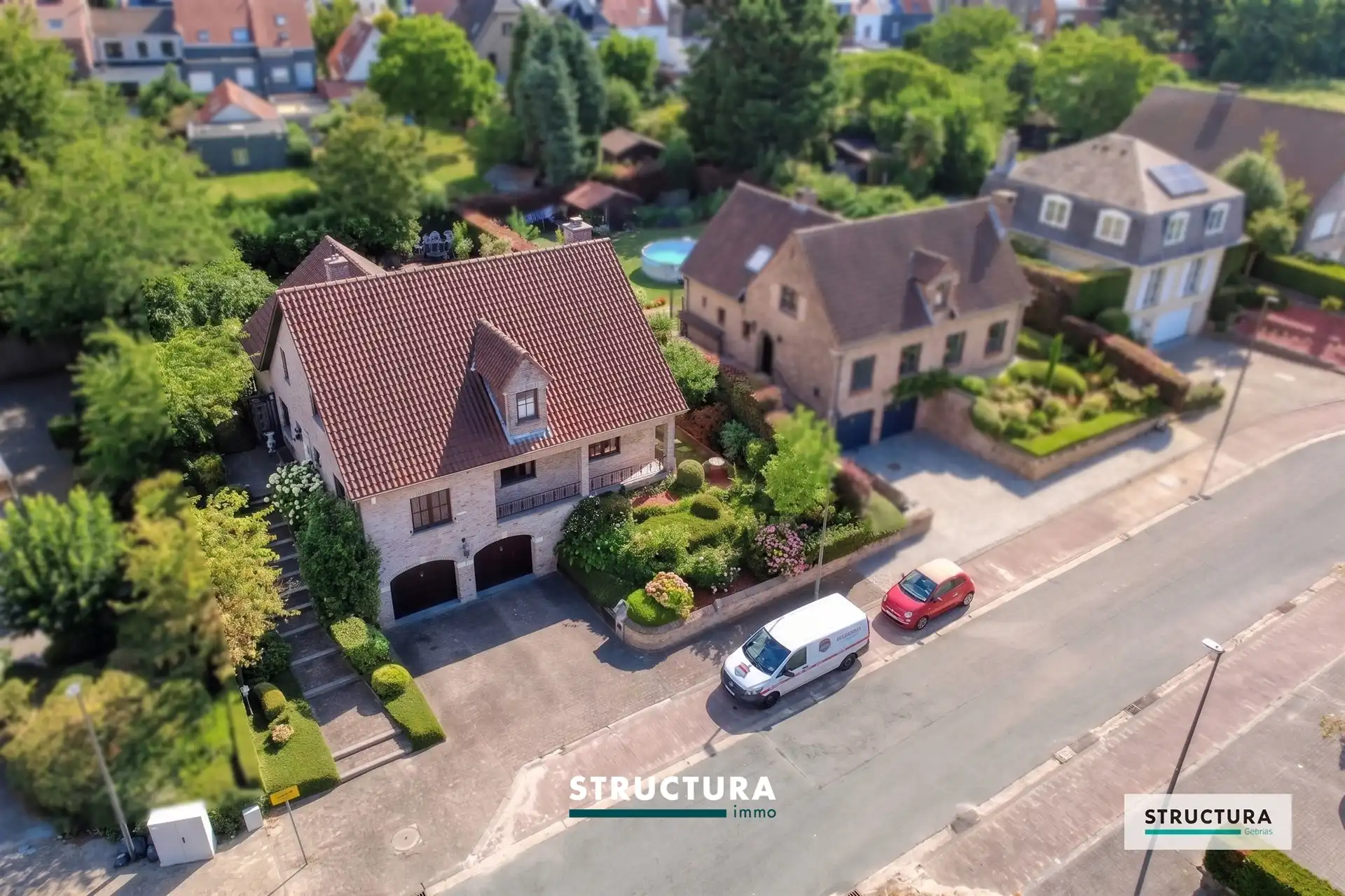 Karaktervolle en ruime villa met 4 slaapkamers en twee badkamers met sterke bouwkwaliteit op een uitstekende locatie foto 3