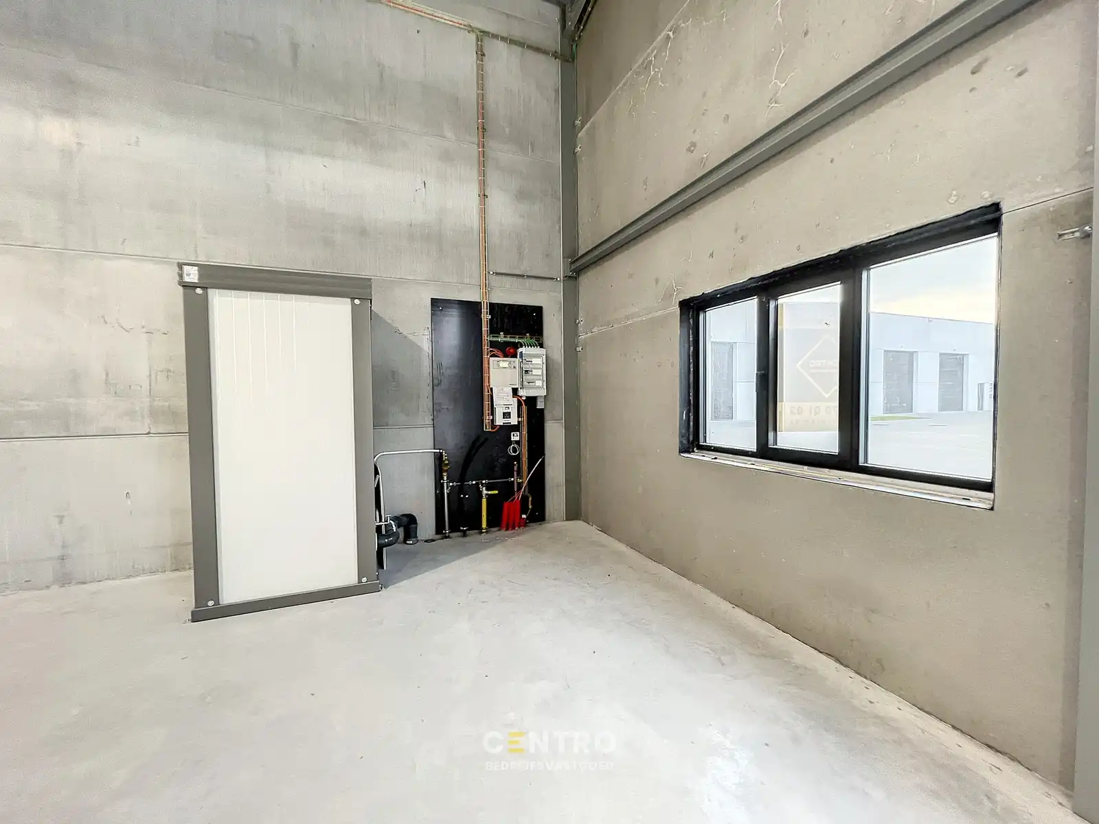 NB MAGAZIJN (312m2), voorzien van sectionaalpoort, deur, raam (voor kantoor) en 2 private parkeerplaatsen op industriezone te Waregem. foto 8