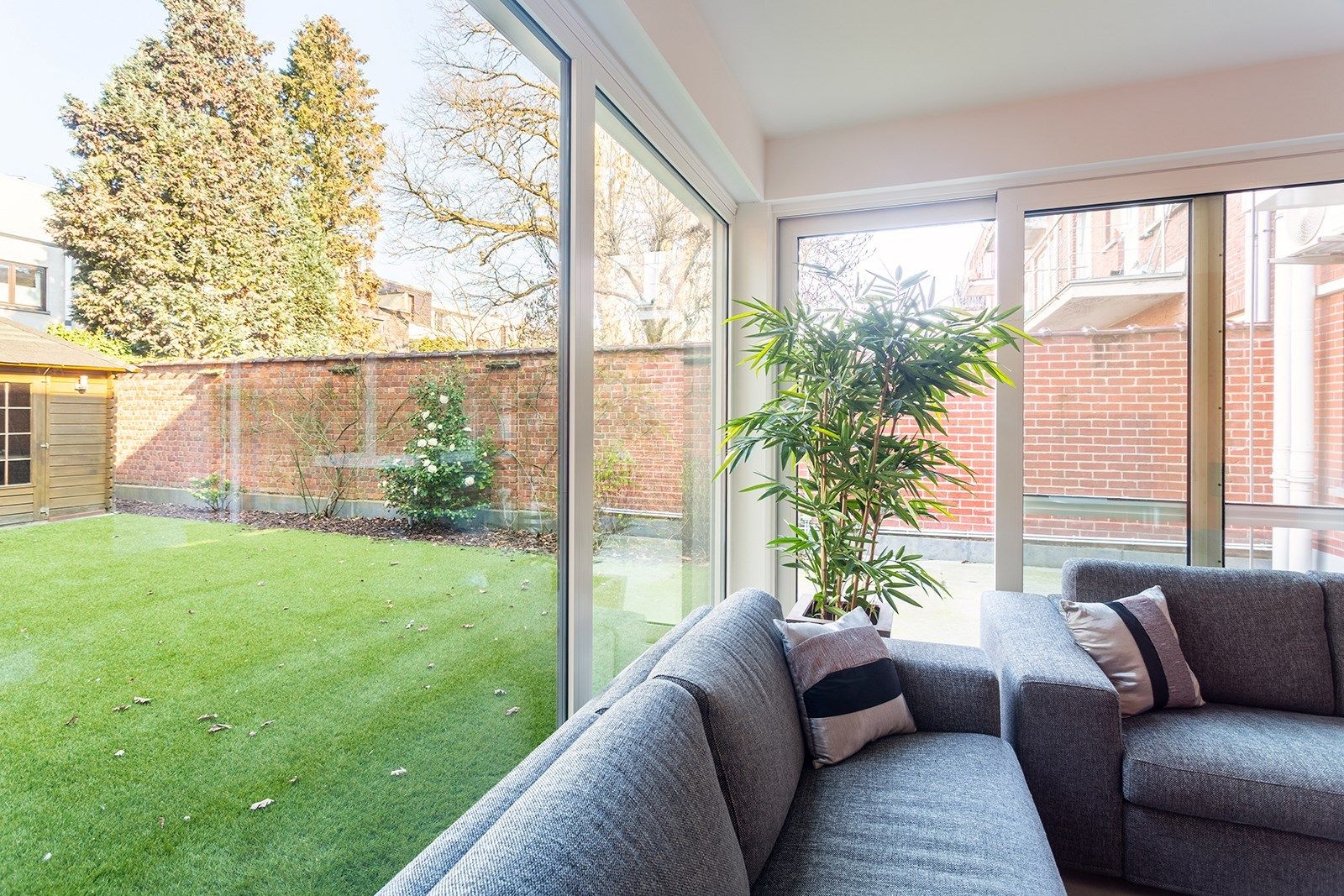 Gemeubeld luxueus 1-slaapkamerappartement met tuin foto {{pictureIndex}}