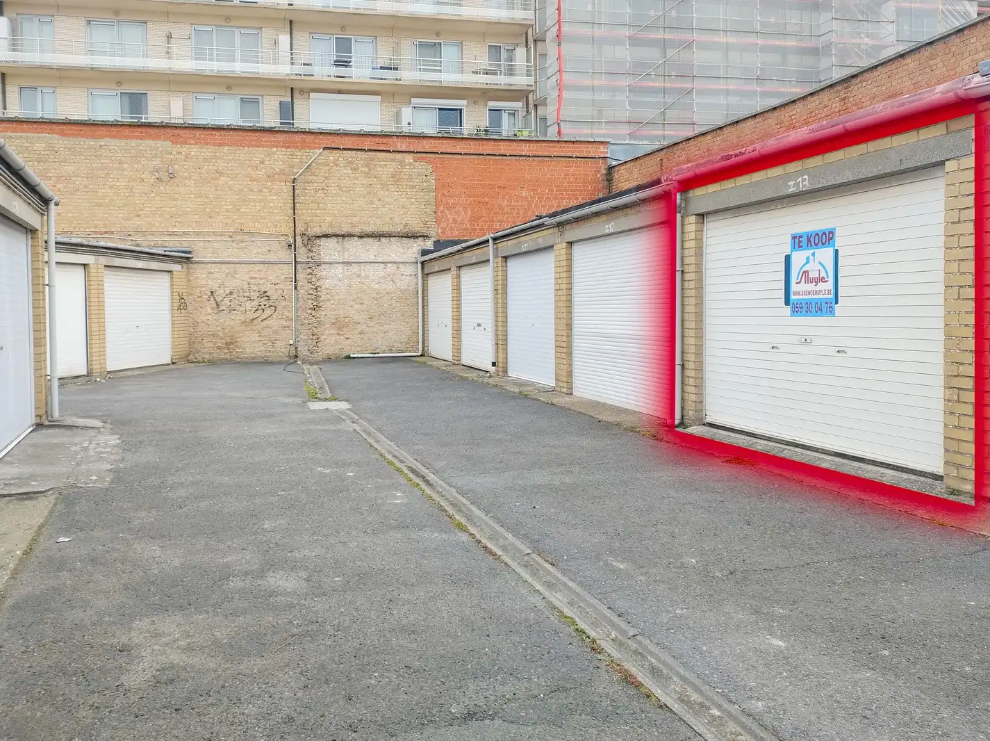 Ruime, afgesloten garagebox te koop foto 3