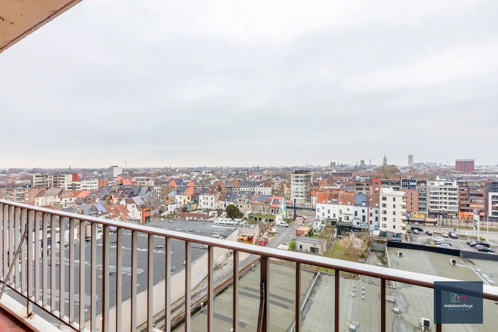 Ruim 2 slaapkamerappartement met garagebox nabij de Blaarmeersen foto 7