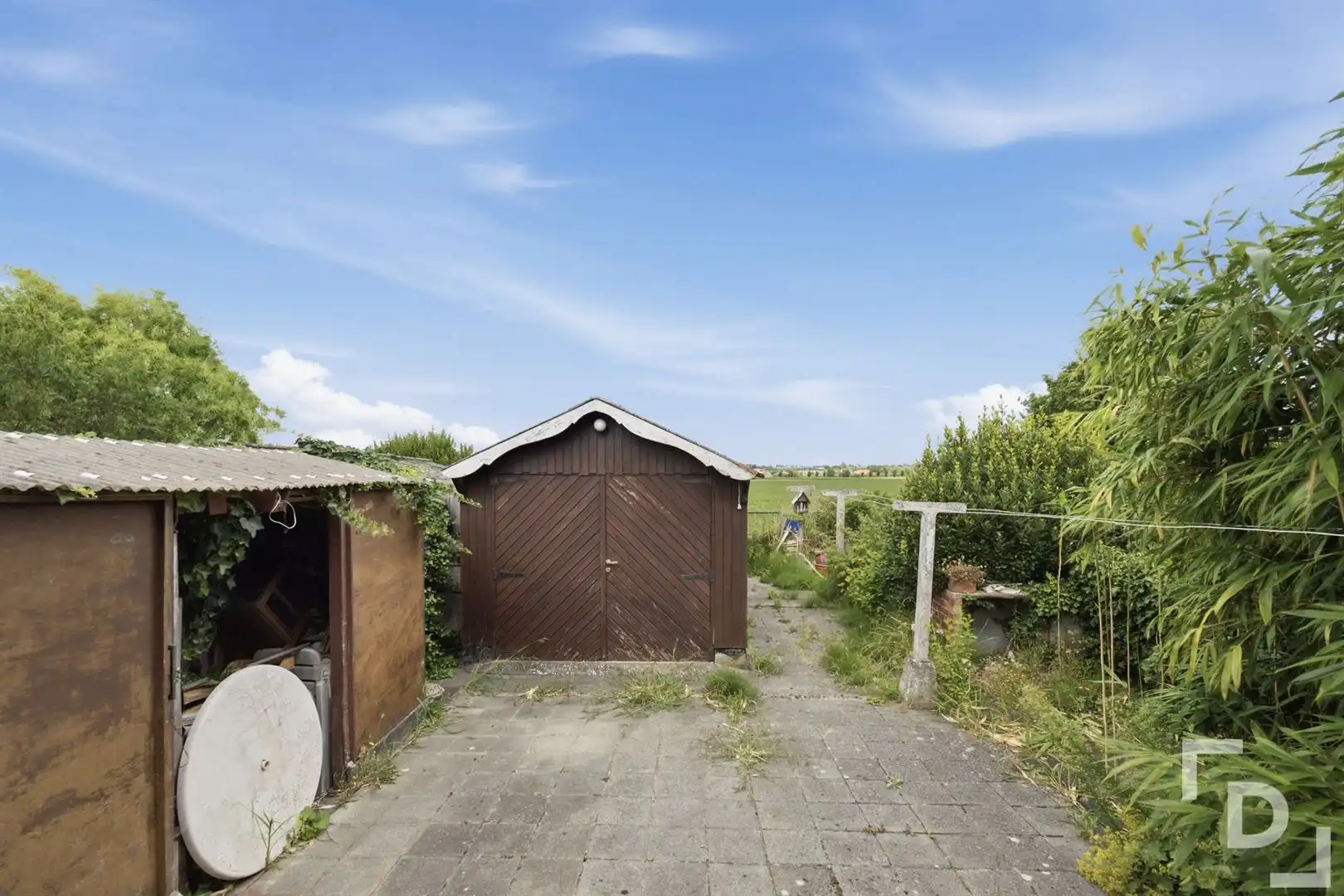 Losstaande woning met landelijke verzichten te koop in Ieper. foto 21