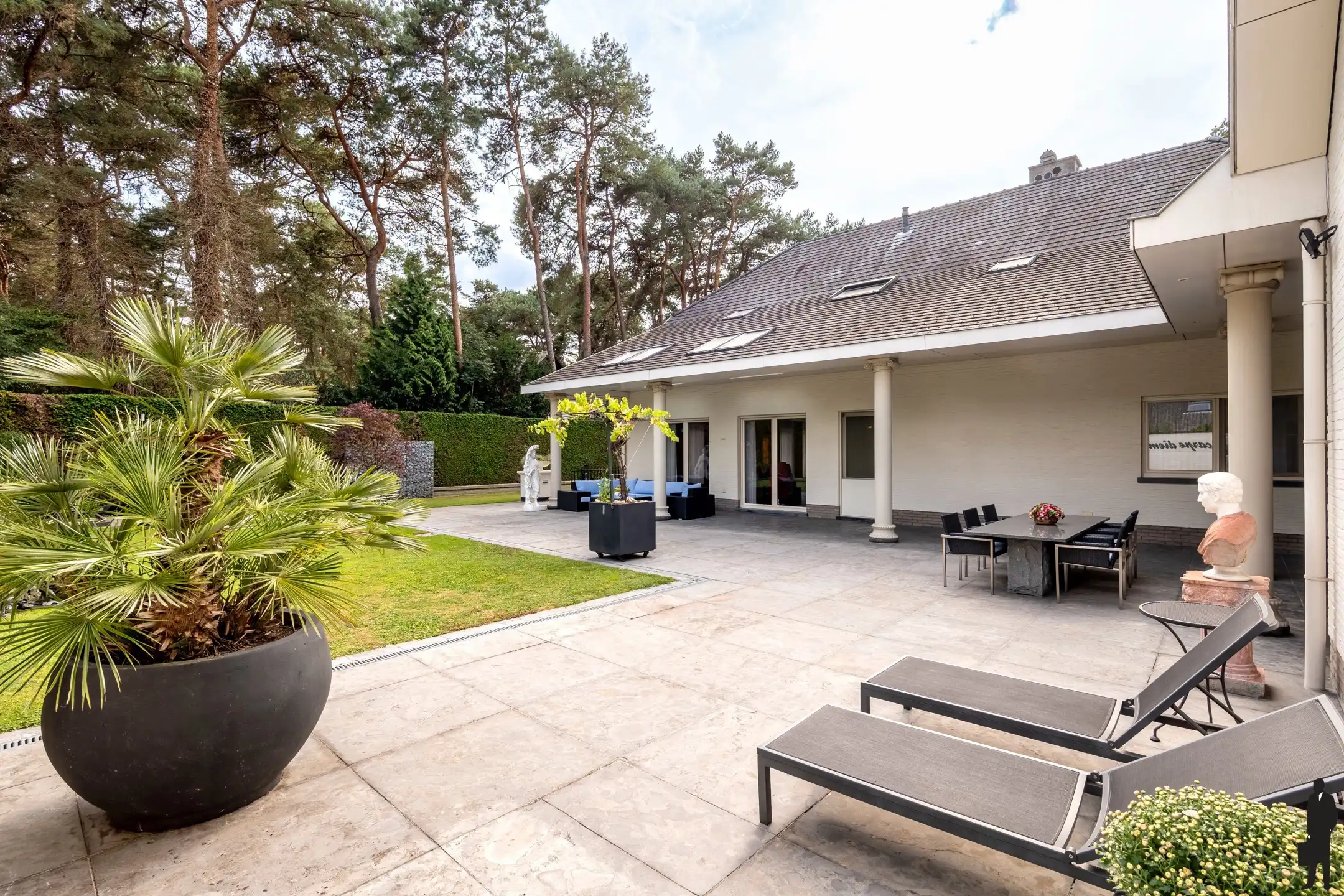 Riante villa (maar liefst 454m² woonopp.) vlakbij Nederland foto 24