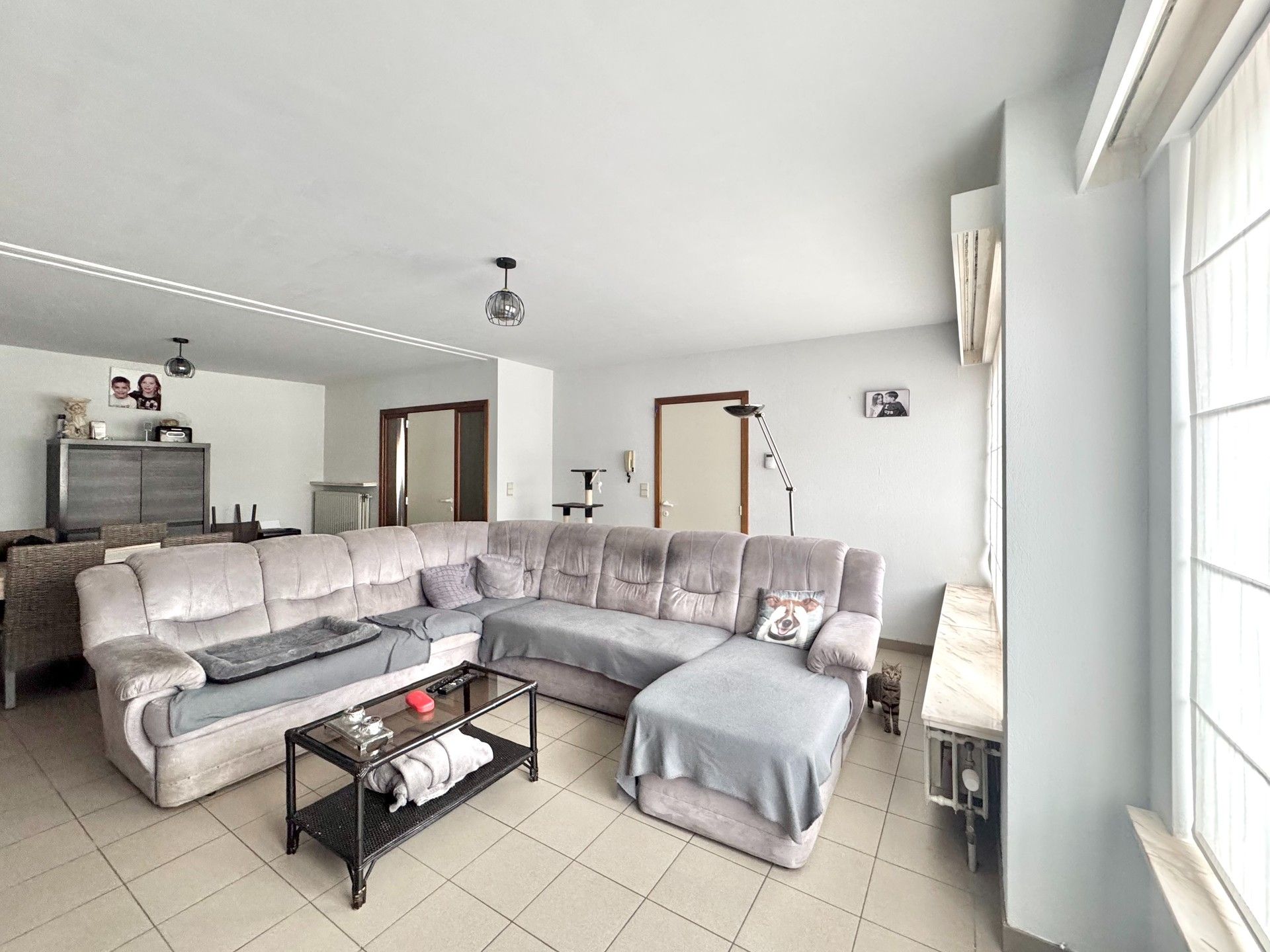 GELIJKVLOERS APPARTEMENT MET 2 SLPKS & GARAGE foto {{pictureIndex}}