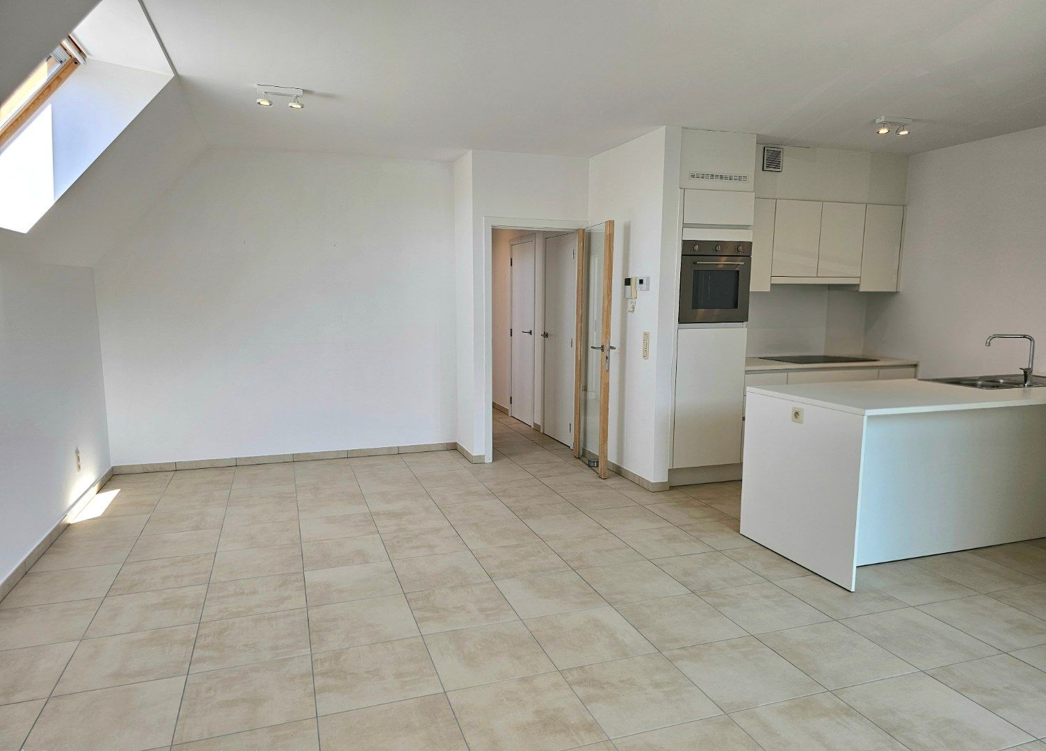 Zonnig twee kamer appartement op wandelafstand van de zee foto 4