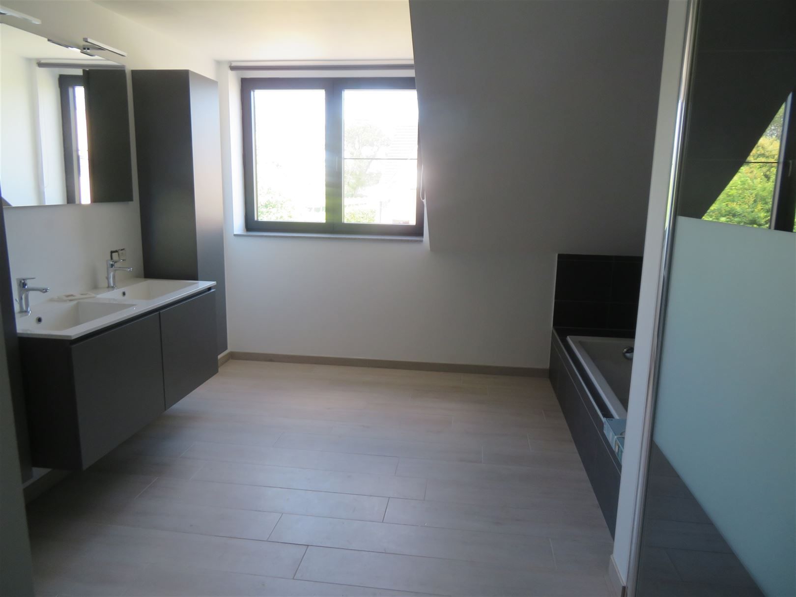 Halfopen bebouwing met 3 slaapkamers, garage en tuin! foto 9