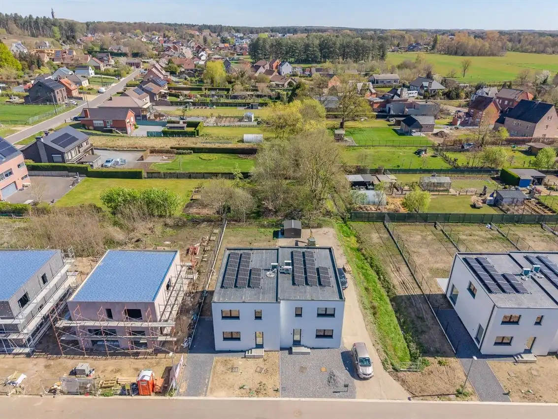 Kwalitatief afgewerkte nieuwbouwwoning met 3 slk. foto 29
