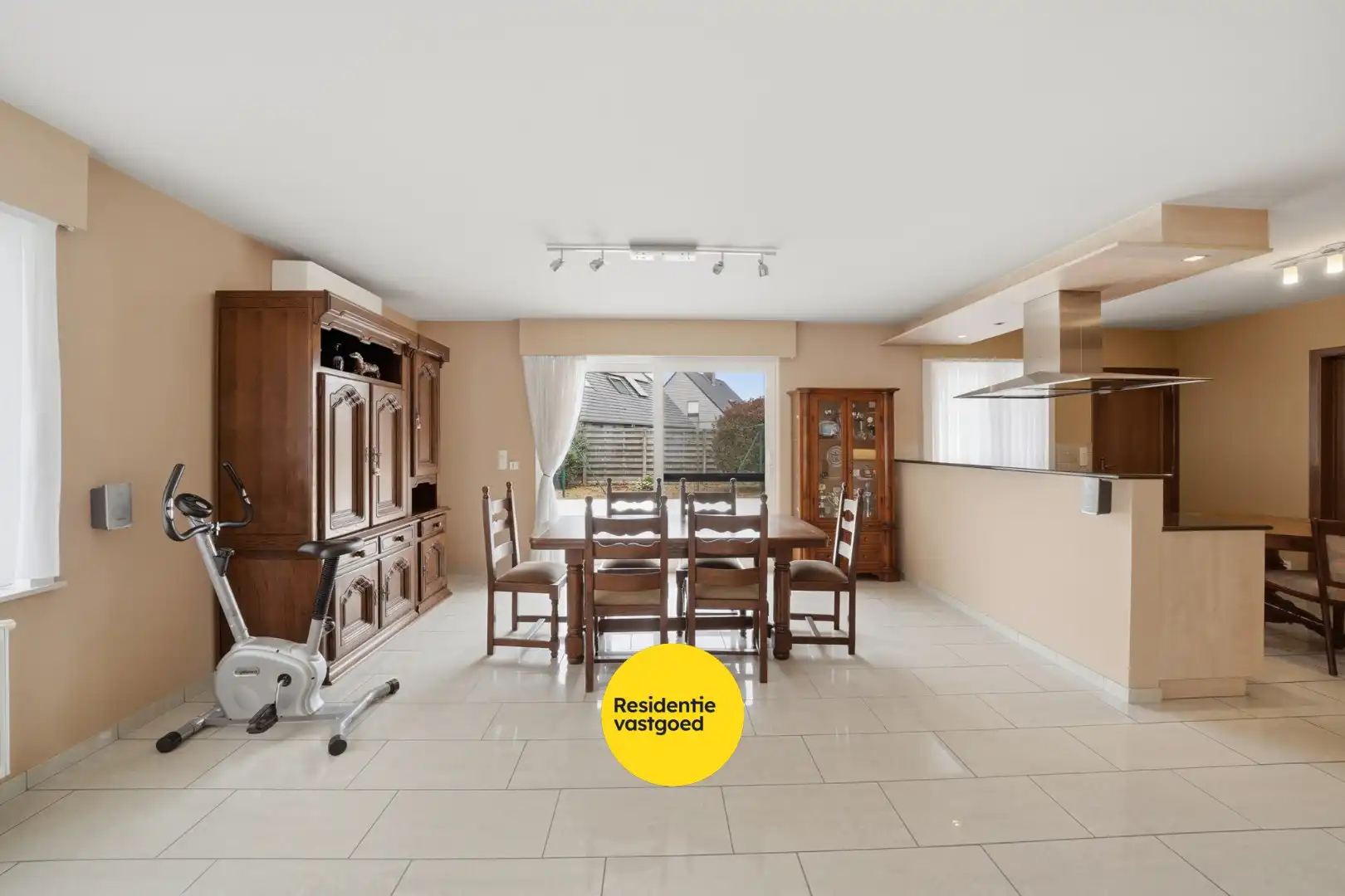Verzorgde alleenstaande bungalow met tuin, garage en groot terras in het rustige Ettelgem foto 7