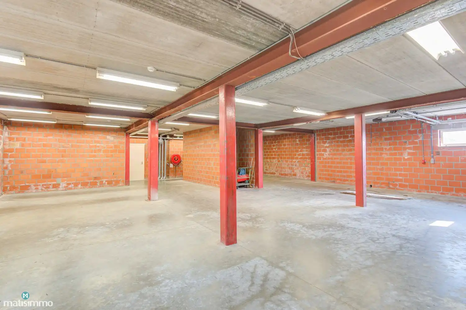 RUIM HANDELSPAND (SHOWROOM/BUREAU EN ZEER GROOT MAGAZIJN) MET VEEL MOGELIJKHEDEN TE BILZEN foto 16