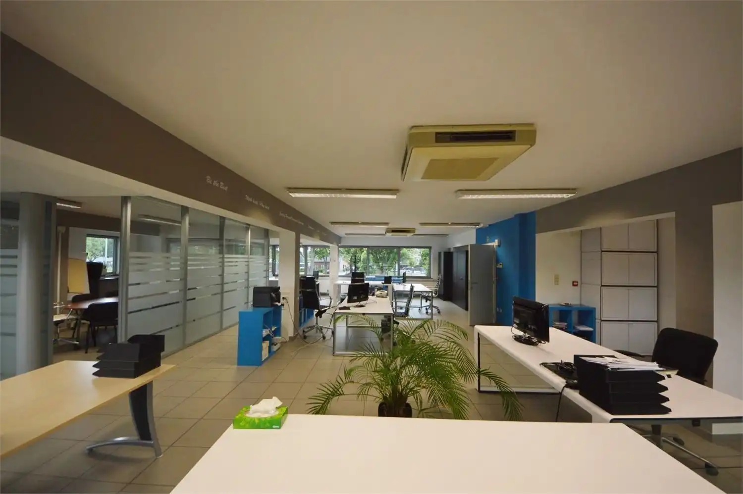 INSTAPKLAAR KANTOOR MET 6 PRIVE PARKEERPLAATSEN NABIJ E40 KAREELSTRAAT foto 7