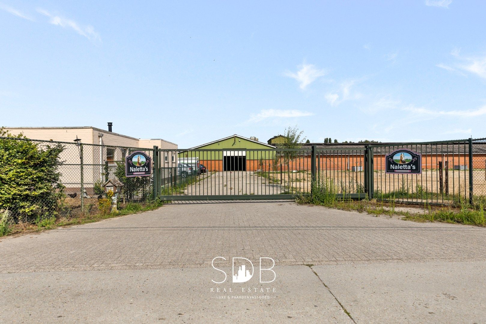 Boerderij met paardenfaciliteiten en graslanden op 14.490m² foto {{pictureIndex}}