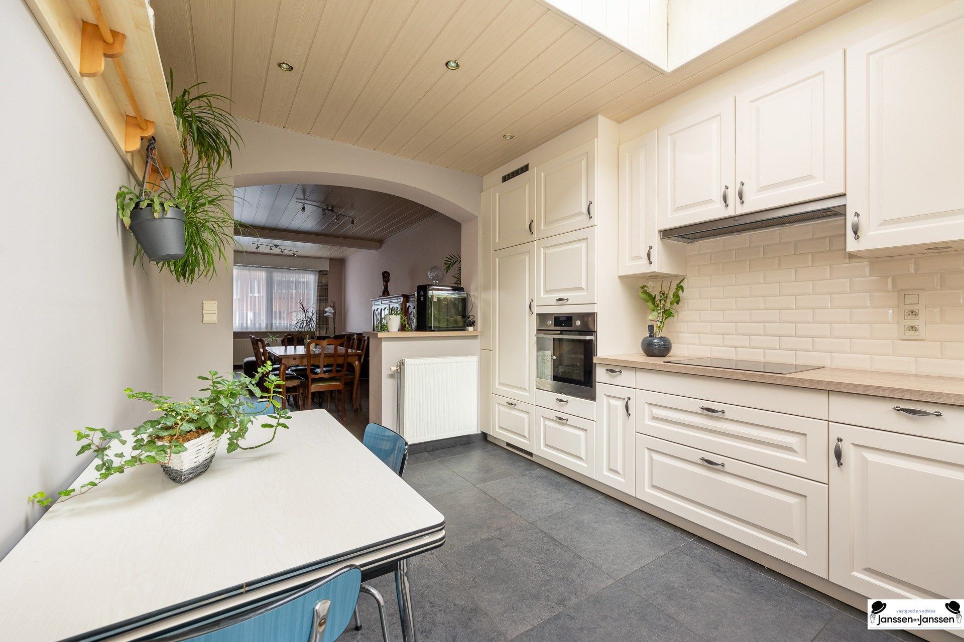Charmante woning met 3 slaapkamers en gezellige tuin op toplocatie te Merksem foto 5