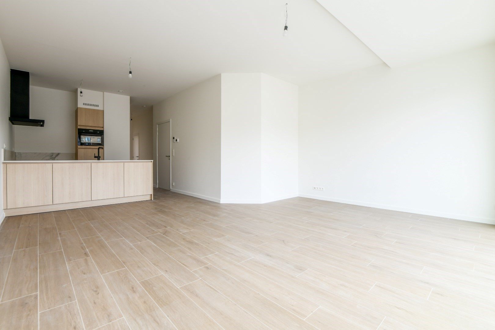 Nieuw, zuid-west gericht appartement gelegen vlakbij de Dumortierlaan. Inpandige parking te huur foto 2