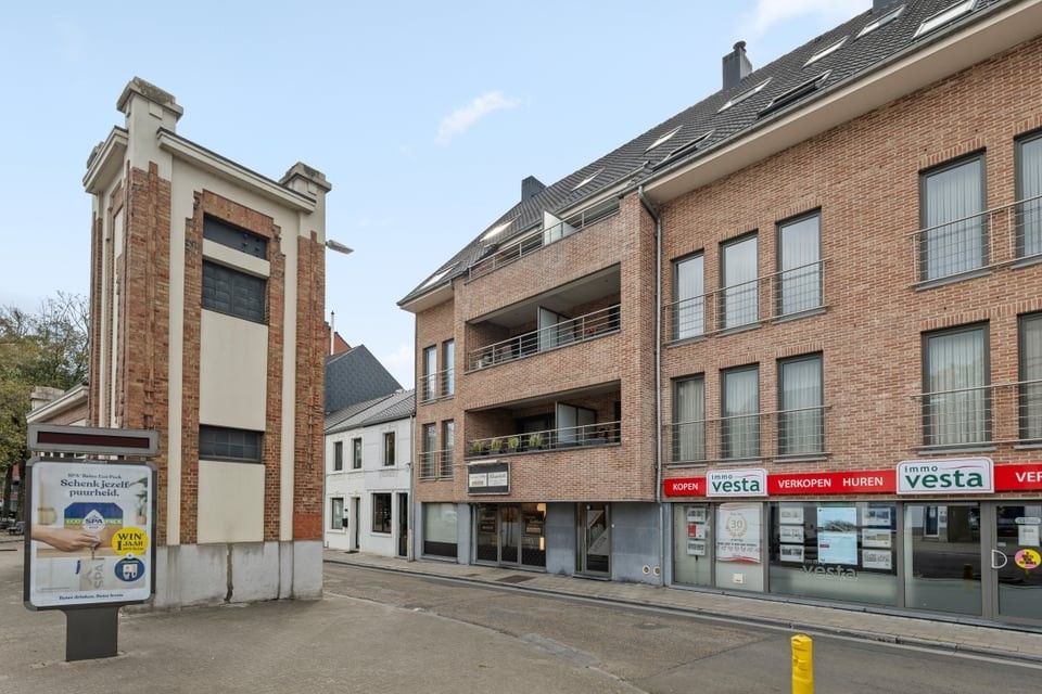 GEMEUBELD APPARTEMENT MET 2 SLAAPKAMERS TE HUUR IN HET HARTJE VAN SINT-TRUIDEN foto {{pictureIndex}}