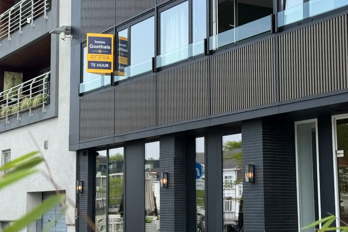 Luxe appartement met zicht op de Leie en de Broeltorens. 2 kamers en terras. foto 2