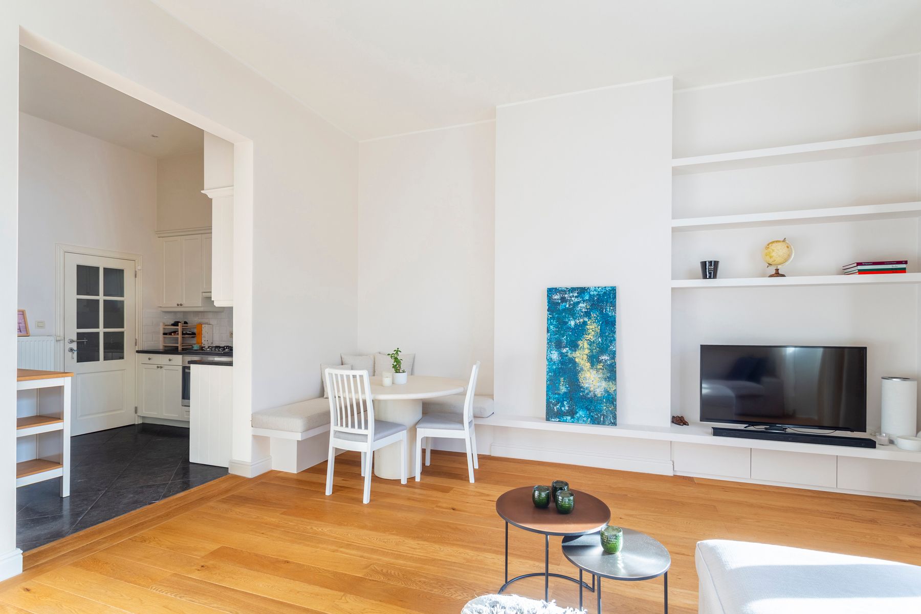 Licht en ruim bemeubeld appartement in hartje Zuid-Antwerpen foto 10