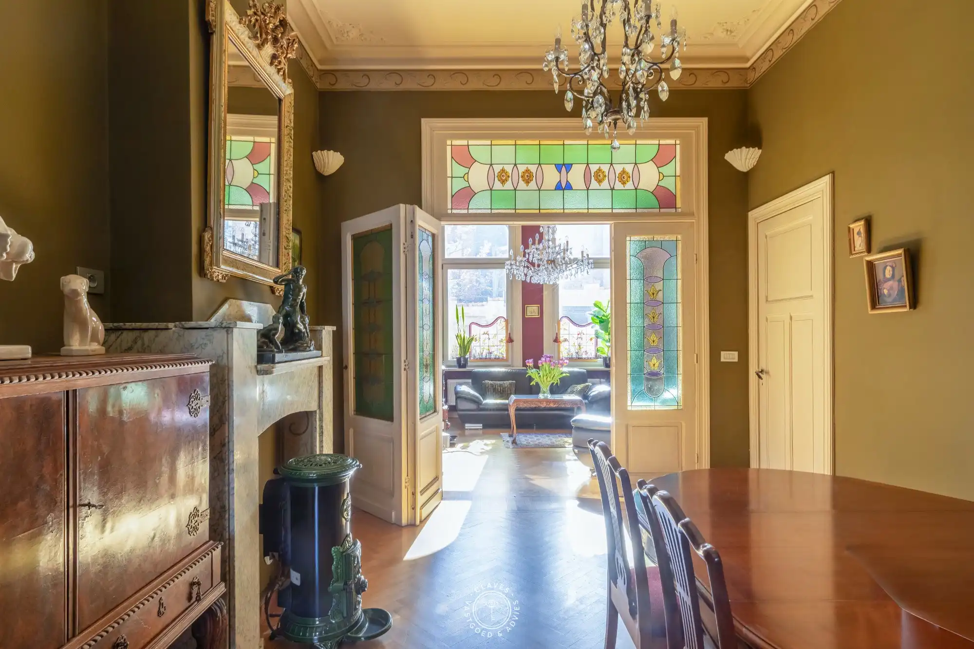 Uniek gerenoveerd herenhuis met multifunctioneel bijgebouw foto 8