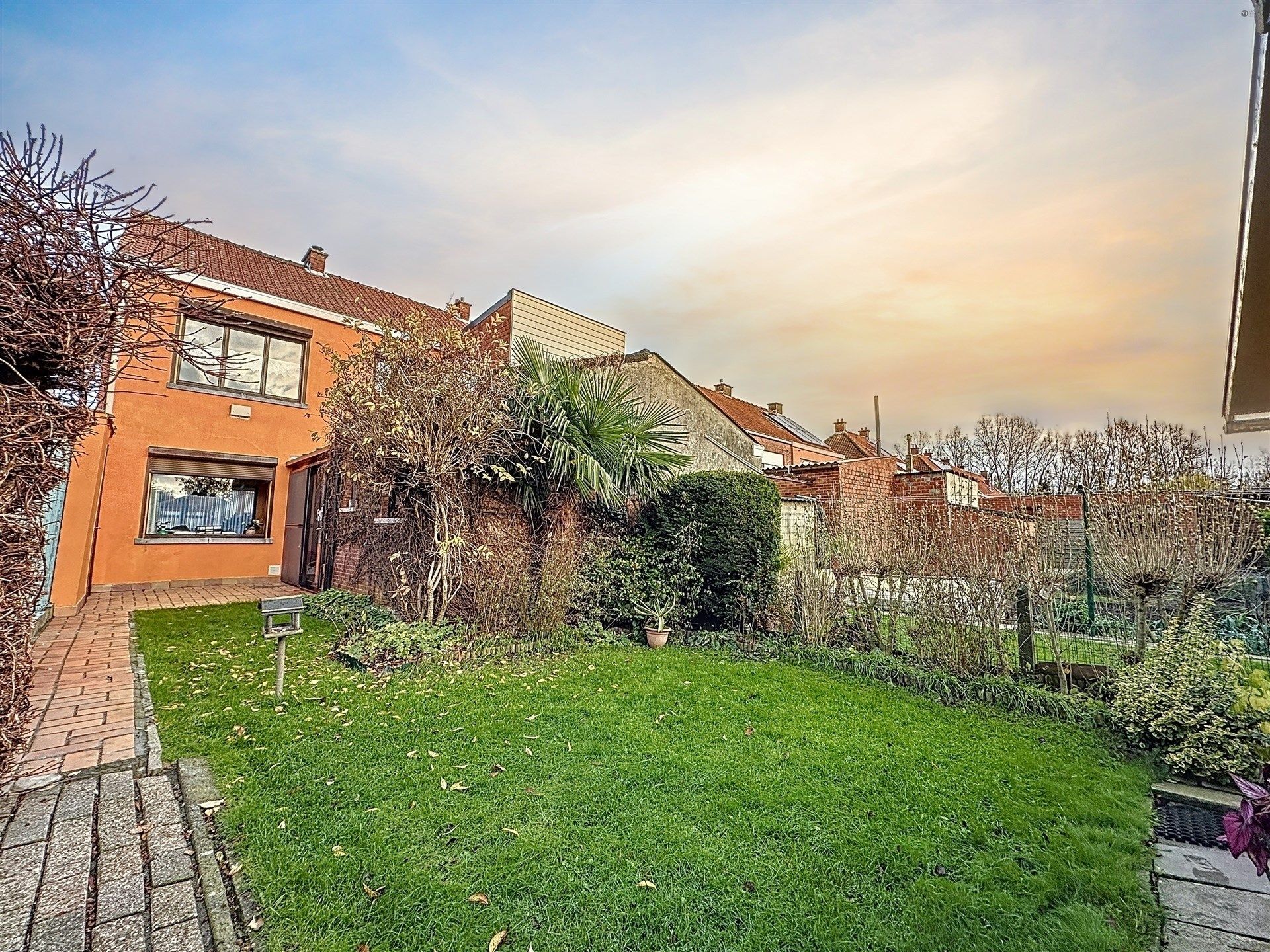 Half open bebouwing met 3 slaapkamers, ruime garage en tuin op perceel van 261m². foto 5