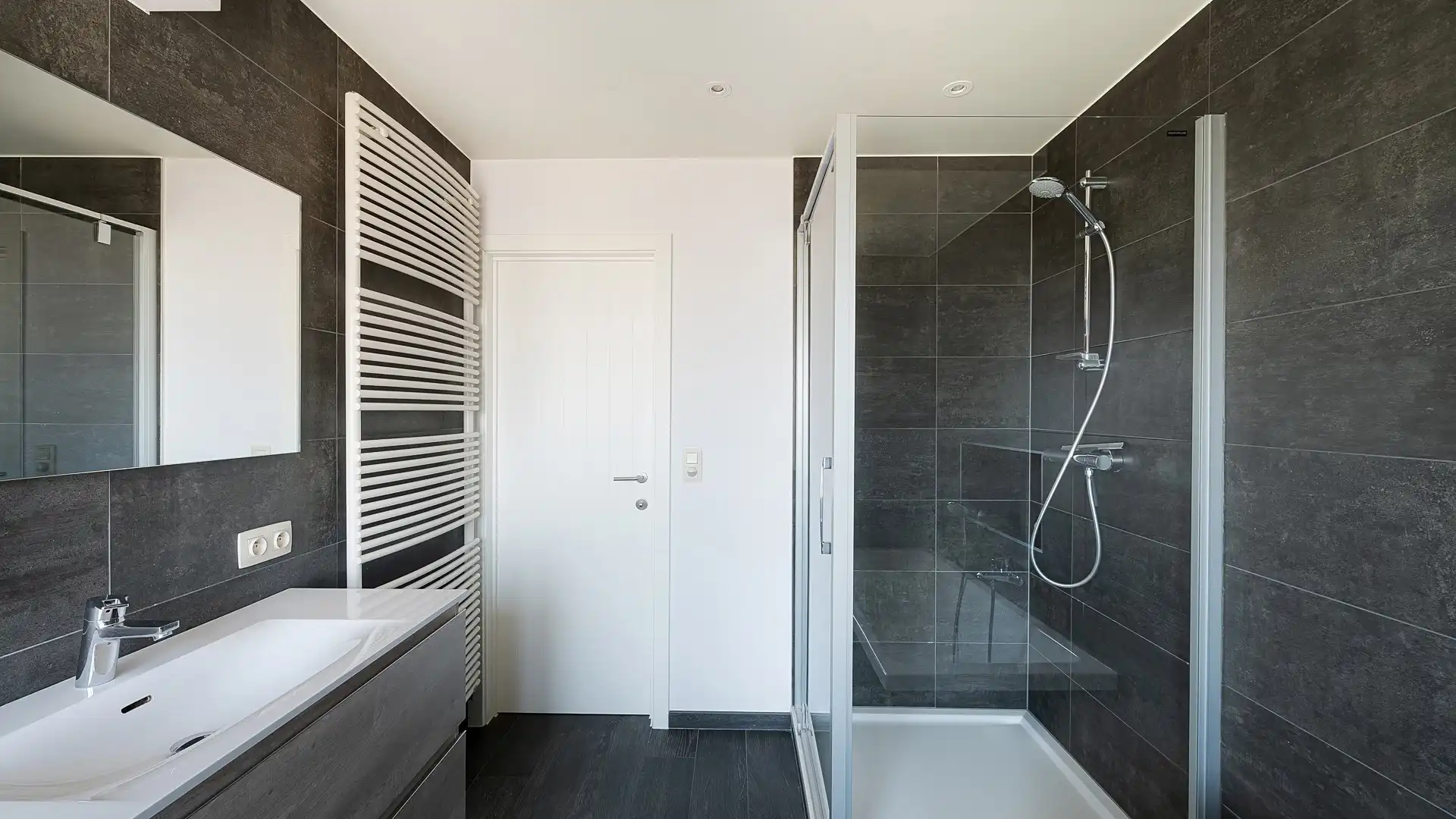 Ruime, stevige gezinswoning met 5 kamers en garage foto 16