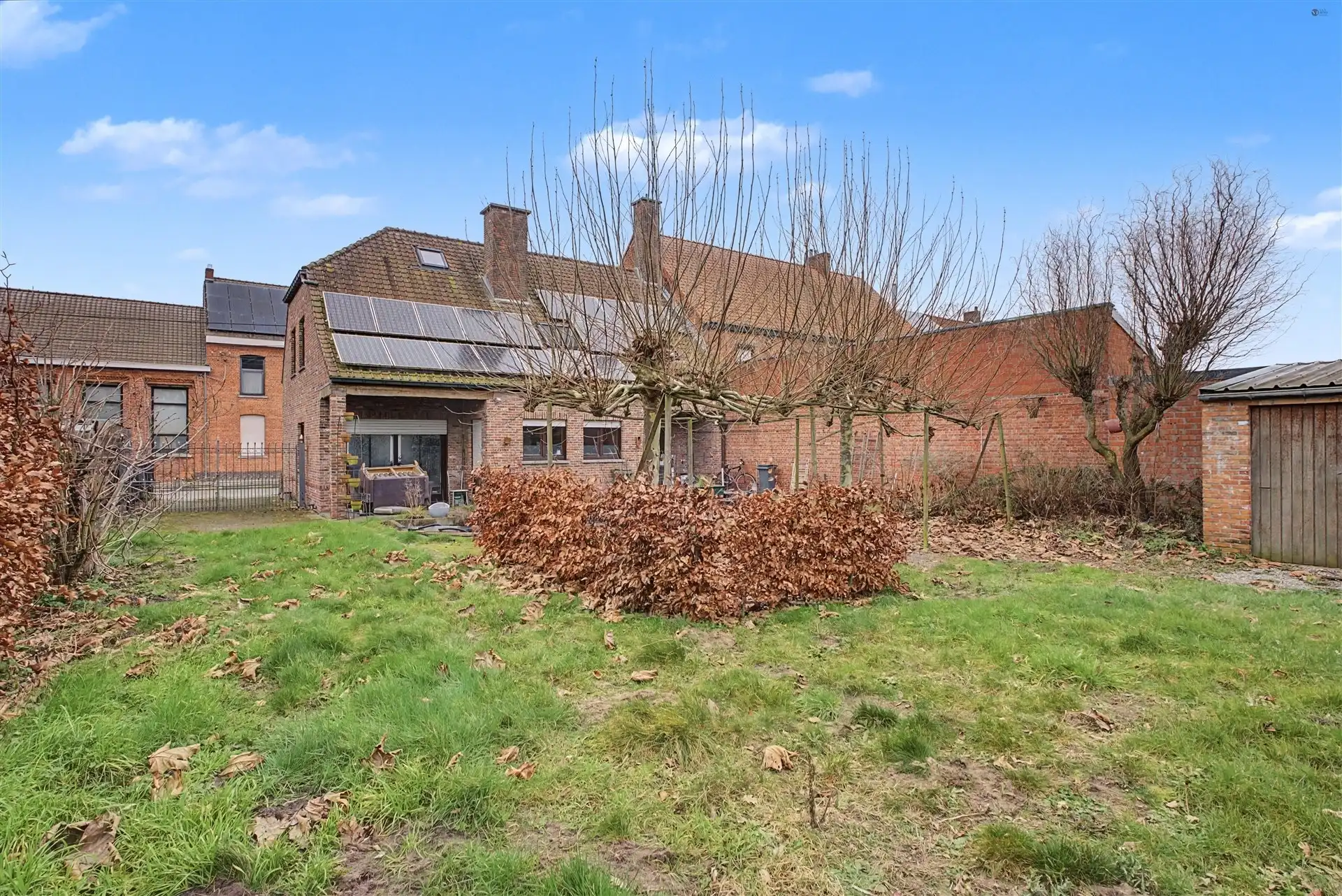 Half open bebouwing met een uitstekende basis foto 2