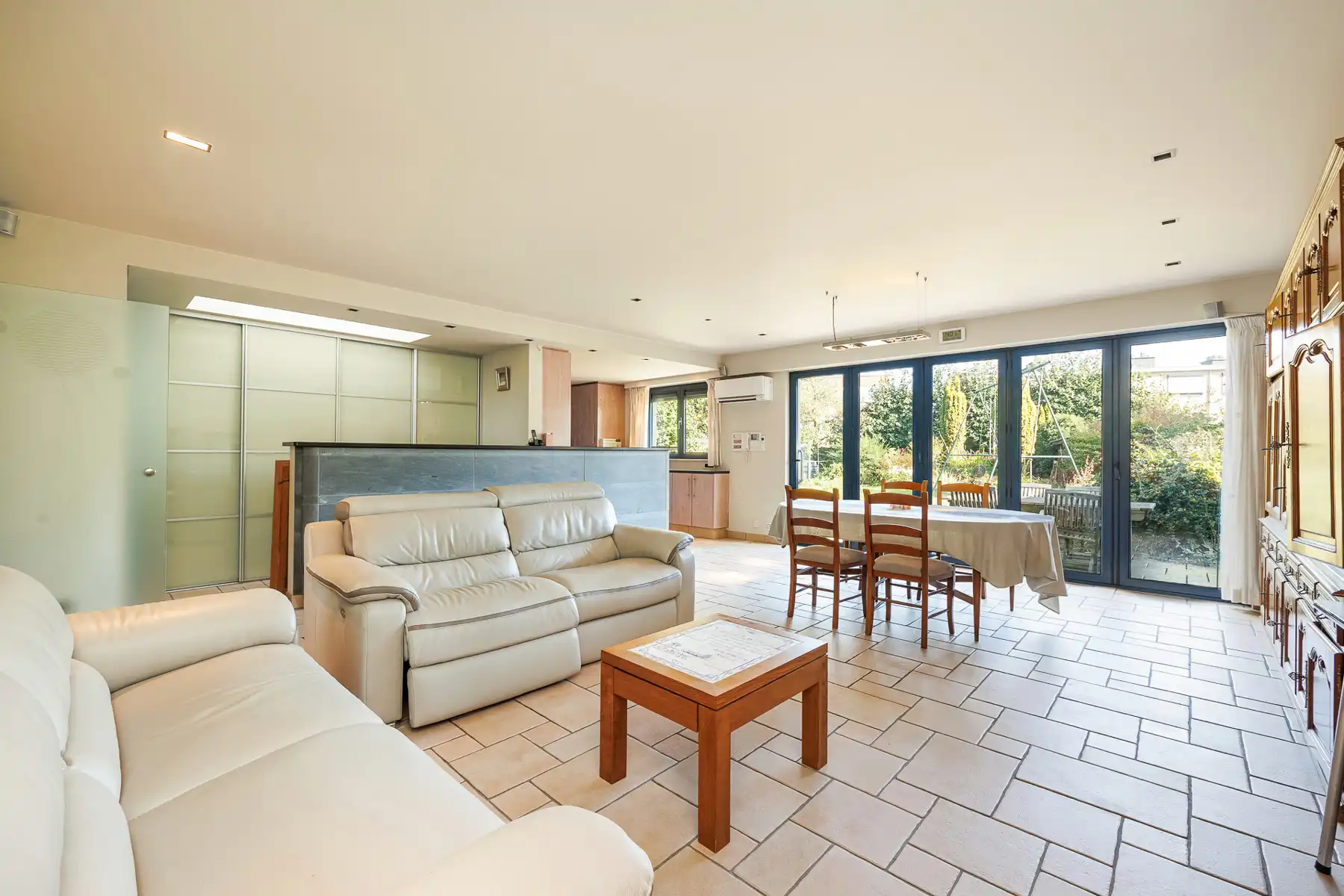 Ruim gelijkvloers appartement met grote tuin foto 2