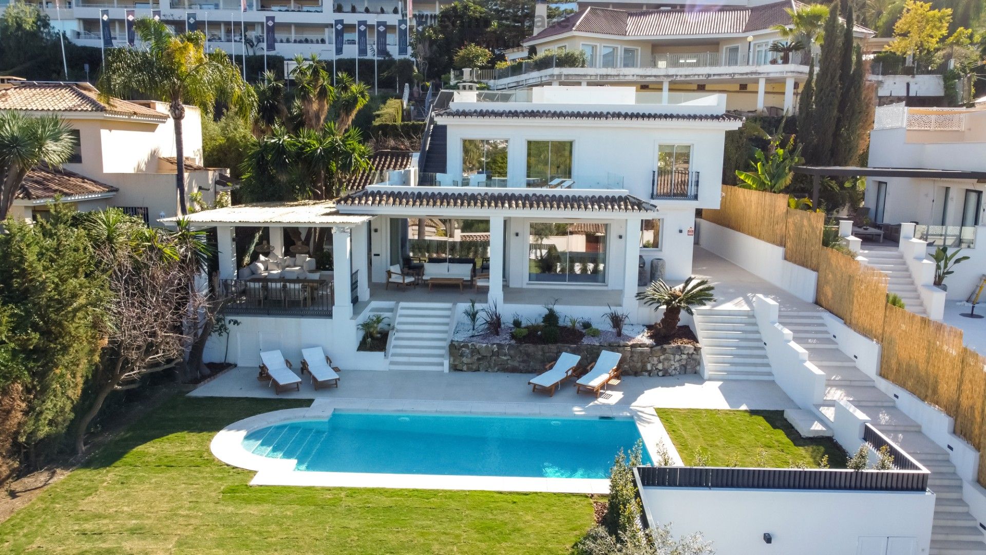 Villa La Concha is gelegen in de omgeving van Las Brisas Golf, Nueva Andalucia, Marbella. foto {{pictureIndex}}