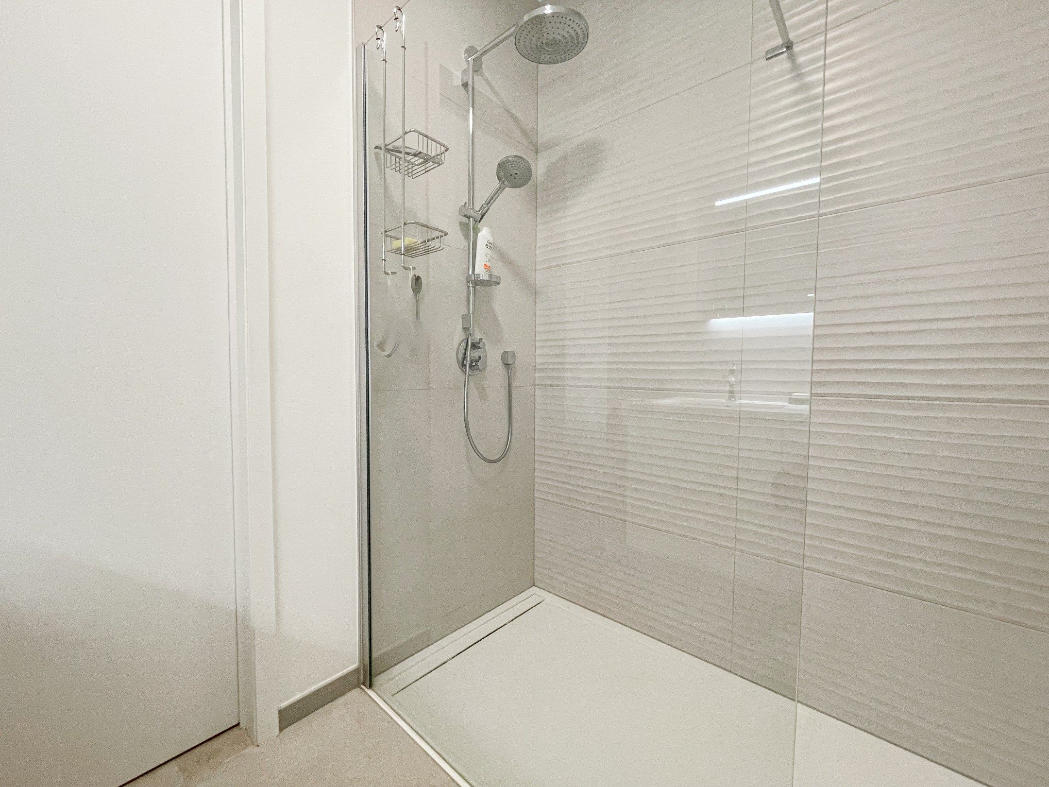 Subliem smaakvol ingericht hoek appartement gelegen in een recente residentie nabij de Dumortierlaan. foto 13