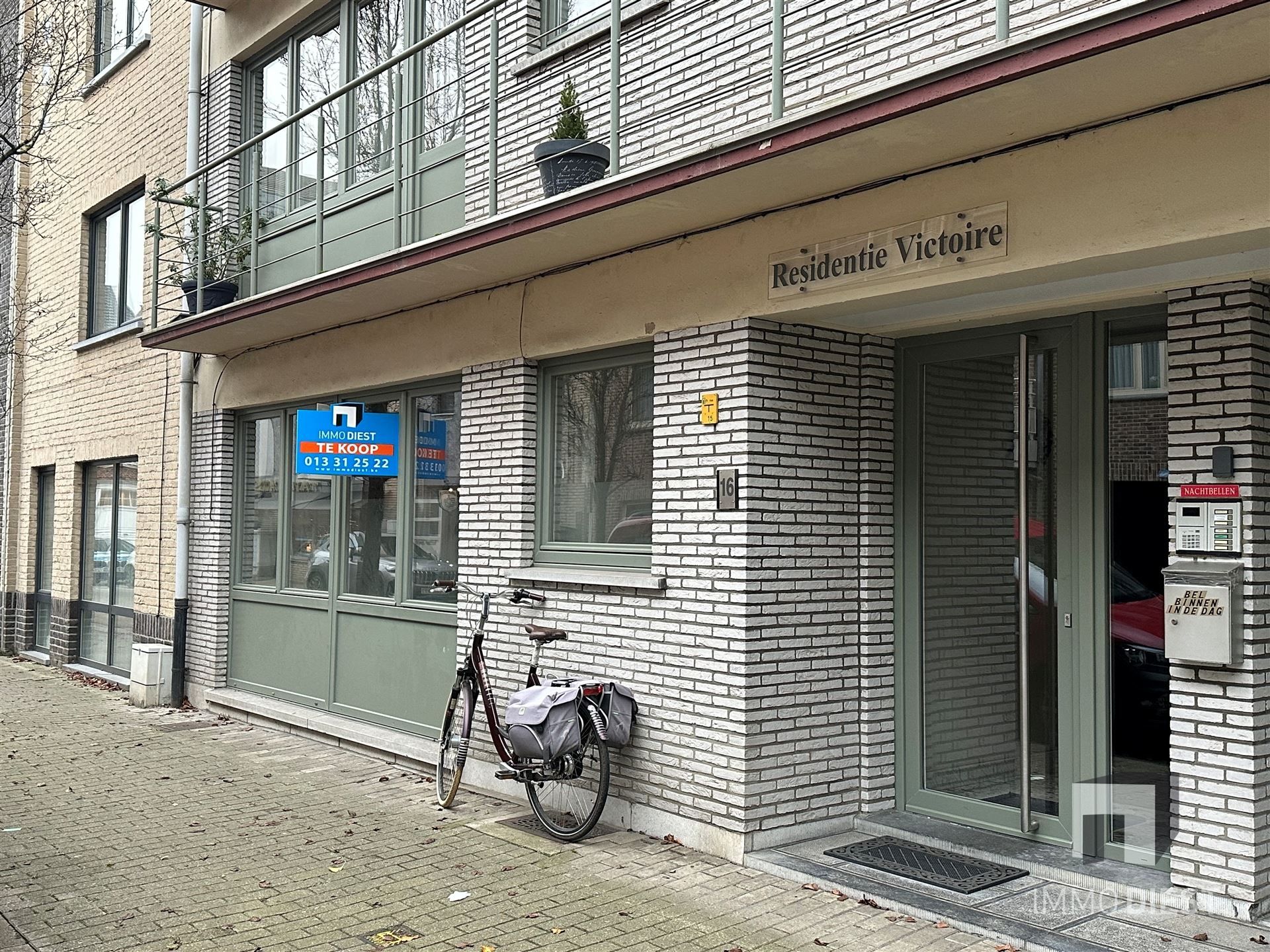 Gelijkvloers appartement met koer en 2 ruime slaapkamers foto {{pictureIndex}}