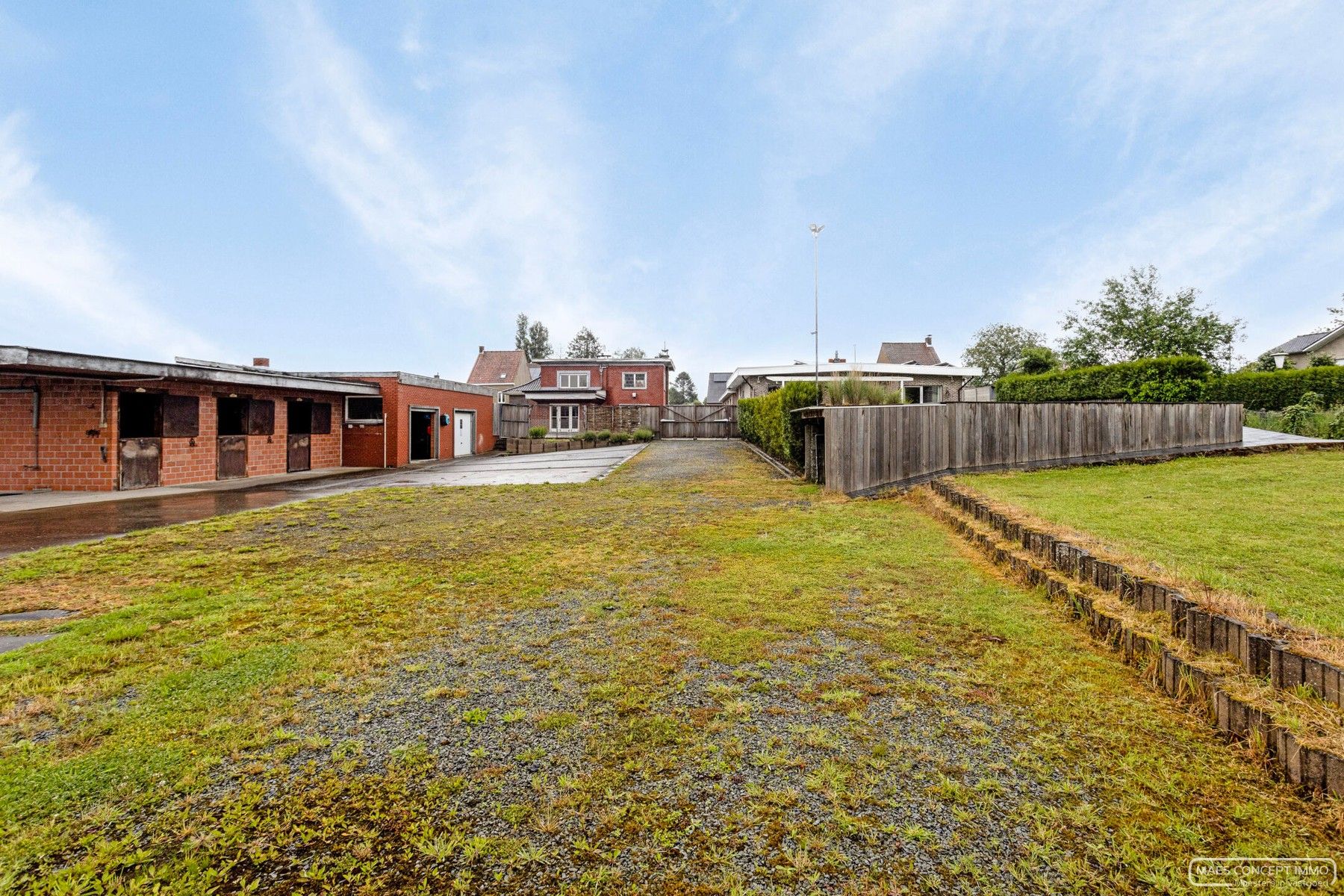 Twee woningen, handelspand met weide, piste en stallen op meer dan 4300m2 in Kluisbergen foto 48