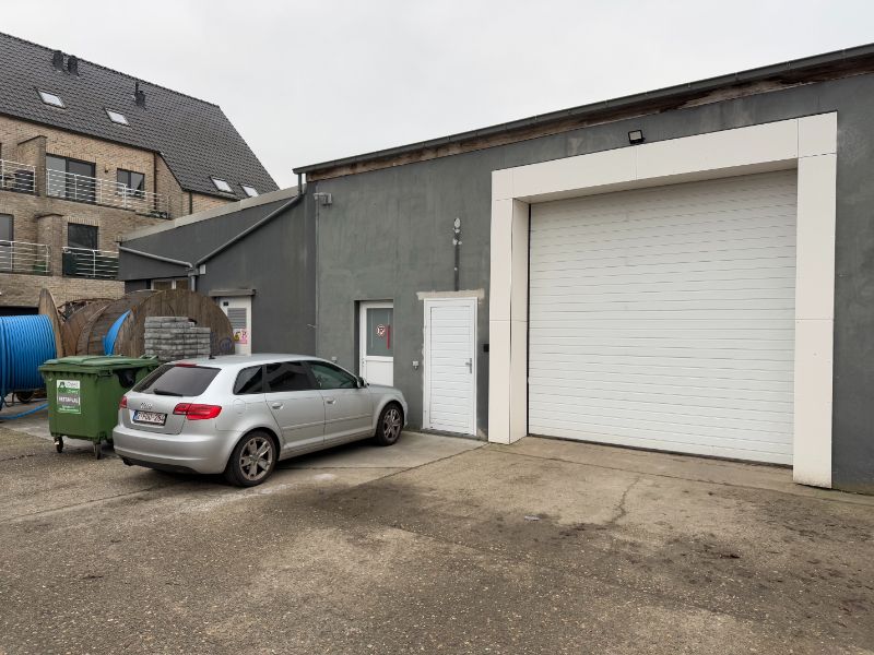 Magazijn van 280 m² met kantoortje foto {{pictureIndex}}
