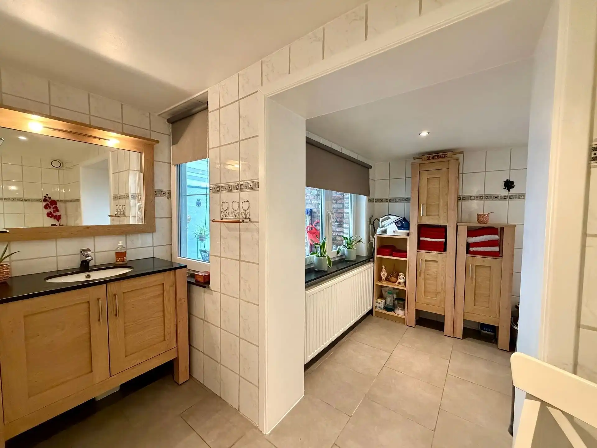 Charmante gezinswoning met 3 slaapkamers, afgewerkte zolder, garage en een unieke ligging. foto 11