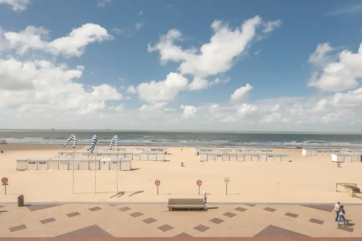 Exclusief gerenoveerd appartement met frontaal zeezicht op toplocatie in het Zoute foto 4