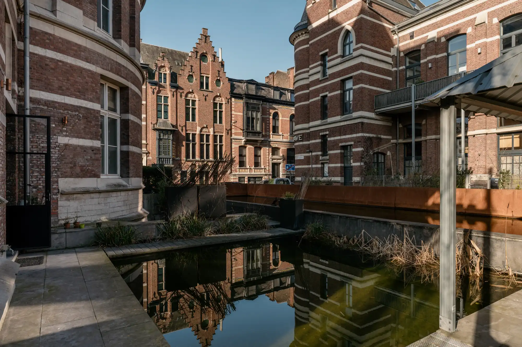 Doornroosje en Zillion in één sprookje: er was eens een appartement met een vijver in een kasteel. foto 7