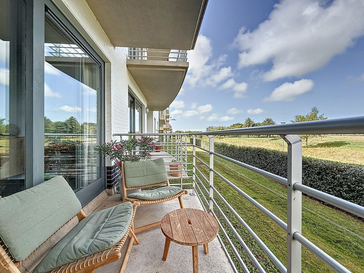 Appartement (type doorloper) met uitzicht op de vaargeul en zuid gericht terras foto 16