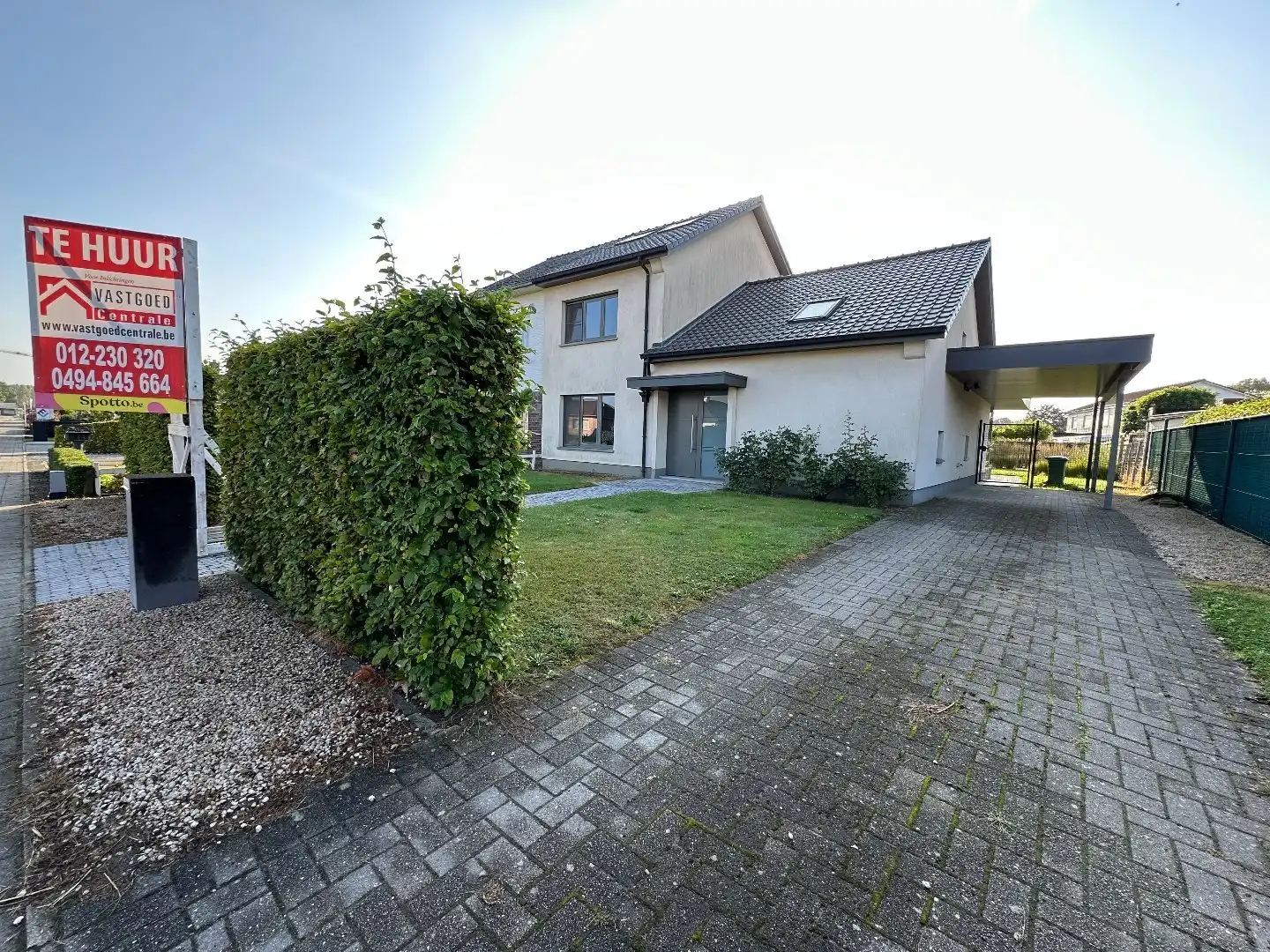 Half open bebouwing met 2 ruime slaapkamers, tuin en terras foto {{pictureIndex}}