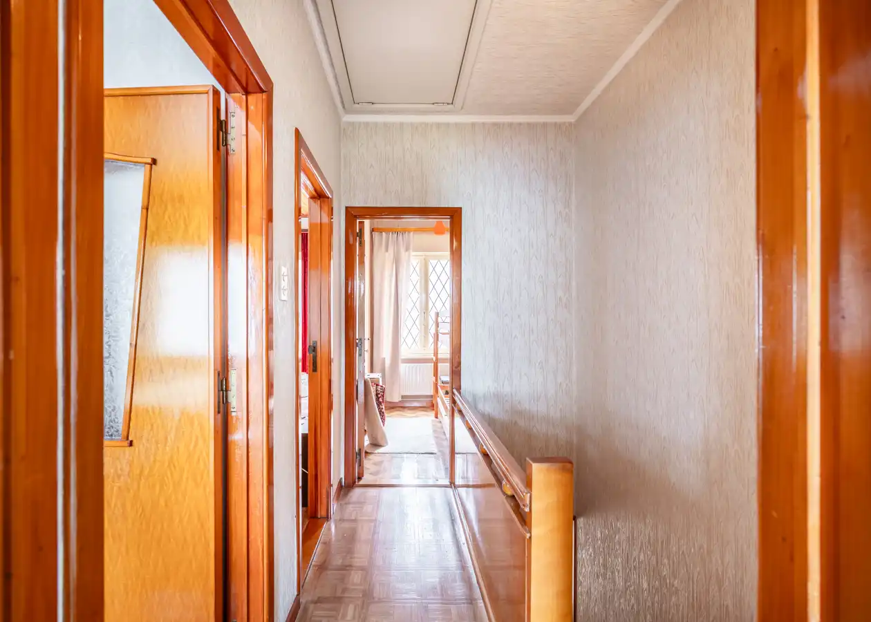 Te renoveren woning met zonnige stadstuin en veel potentieel foto 12
