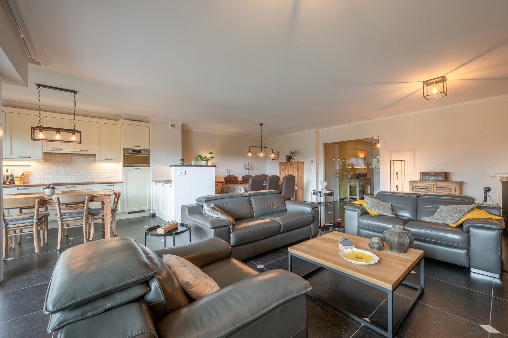 Subliem gelegen appartement met mooi terras! foto 3